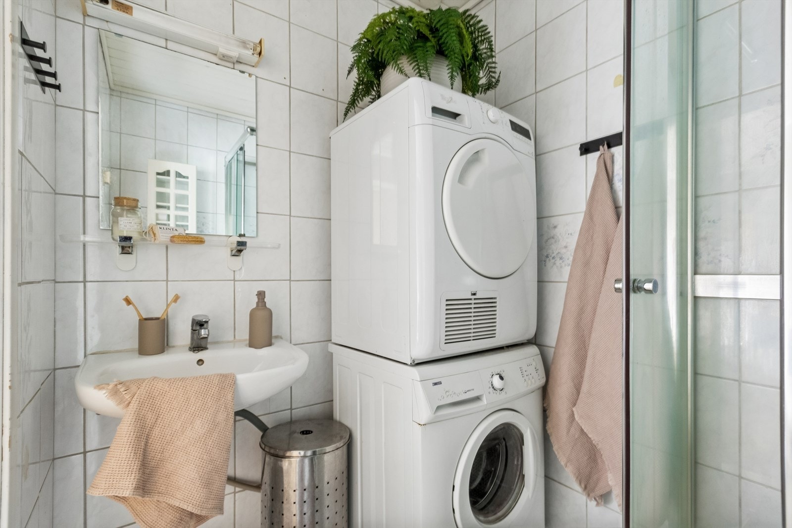 Praktisk bad med opplegg til vaskemaskin. Galleribilde