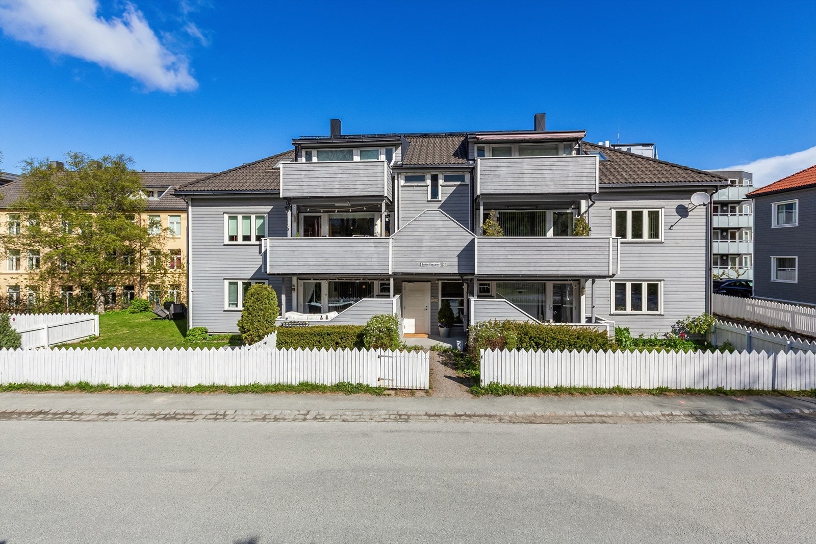 Eiendommen har en nydelig beliggenhet på populære og nostalgiske Bakkaunet. Dette er et veletablert og sentrumsnært villastrøk som er tilbaketrukket fra Innherredsveien og er fri for gjennomgangstrafikk. Galleribilde