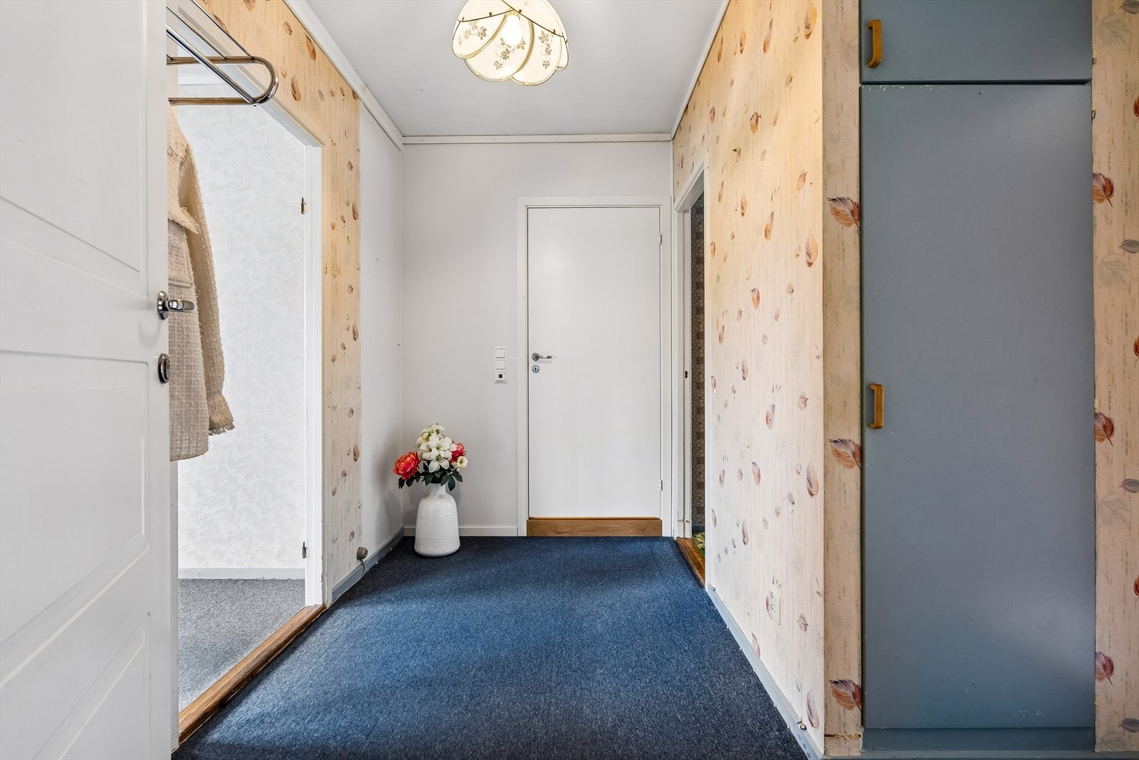 Entréen har adkomst til bad og soveromsavdelingen, og leder videre inn i leiligheten. Galleribilde