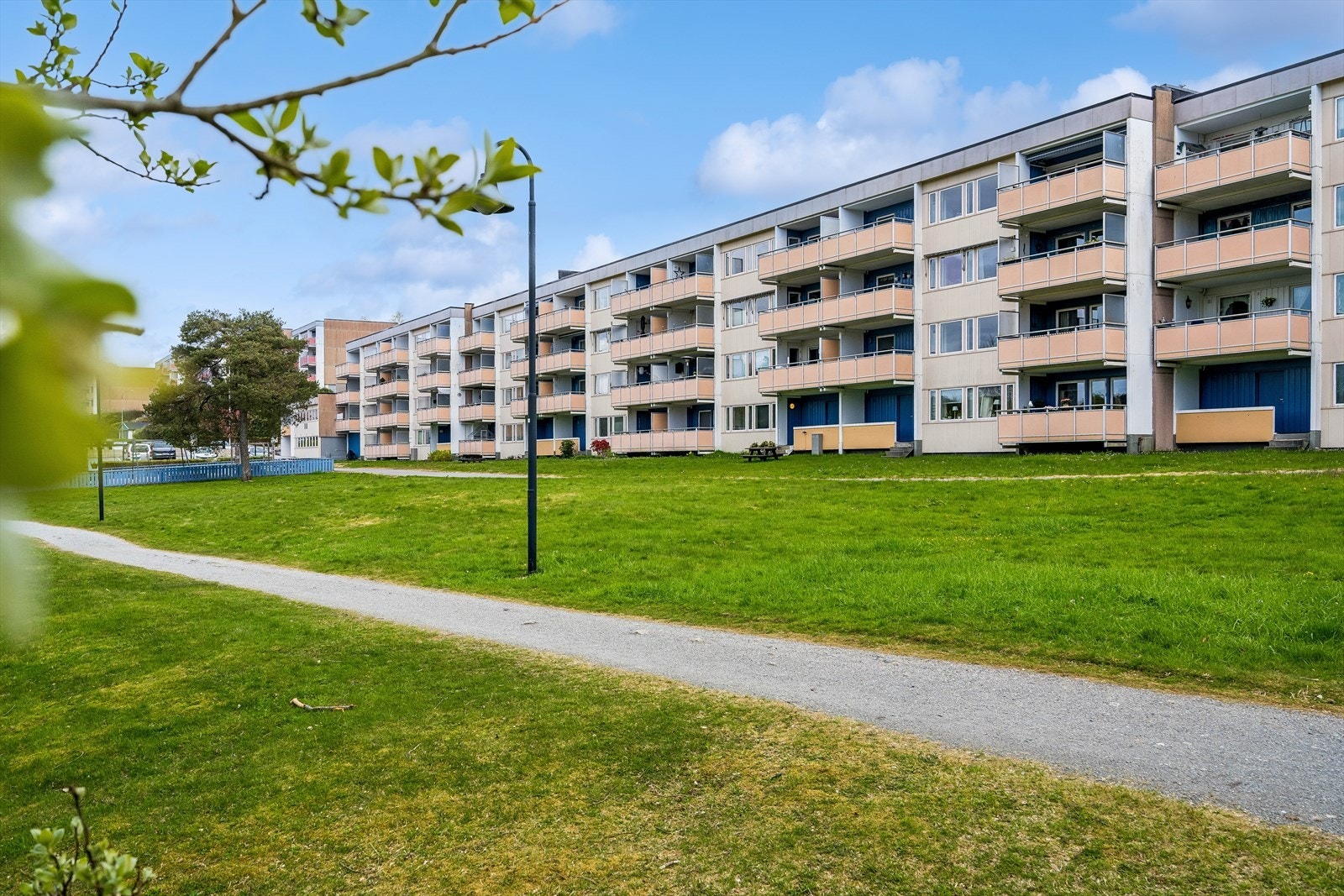 Bygget har yttervegger av tre og betong, med fasader av betong og plater. Borettslaget har egen vaktmester. Galleribilde