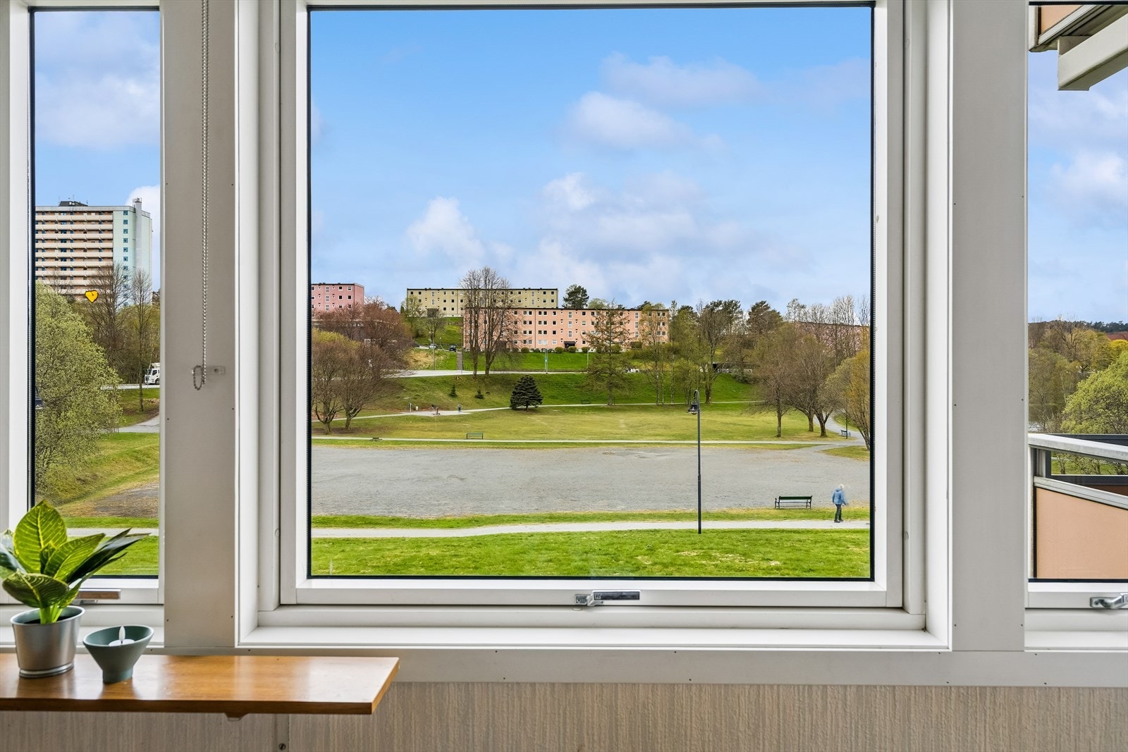 Fra stuevinduene er det utsikt over de store, grønne områdene som omkranser bygget. Galleribilde
