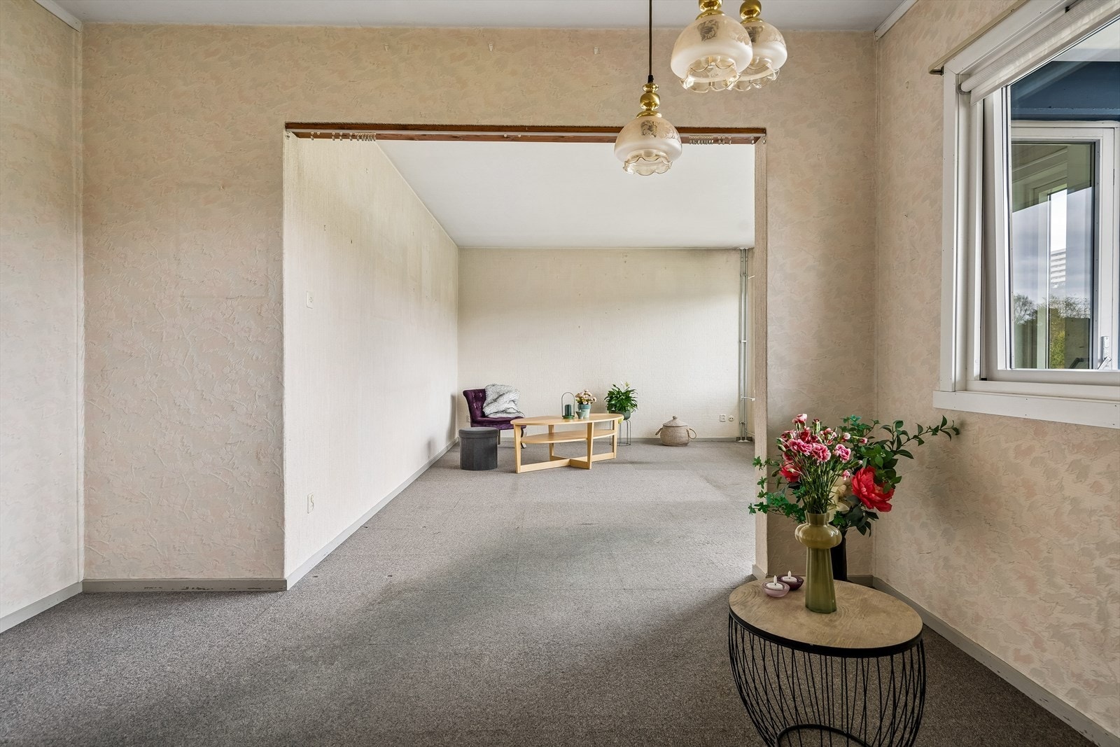 Stuen og spisestuen utgjør et stort, felles areal med plass til flere møbelgrupper. Galleribilde