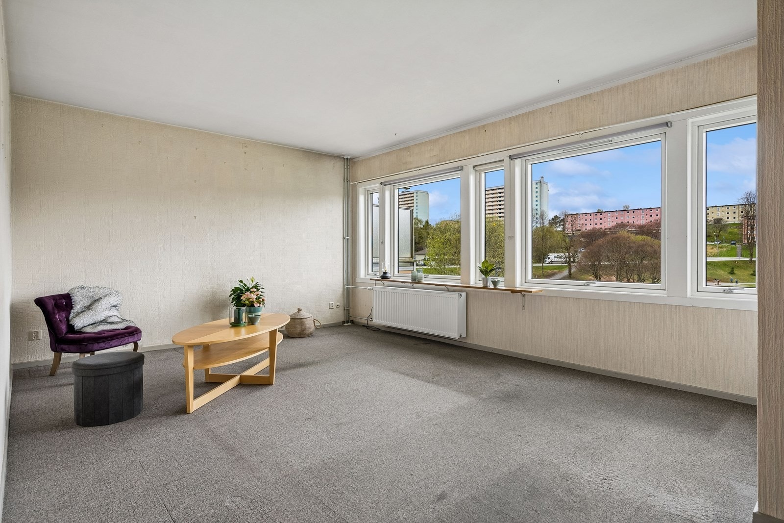En ny radiator fra 2022 bidrar til oppvarmingen. Store vindusflater sørger for god naturlig belysning. Galleribilde