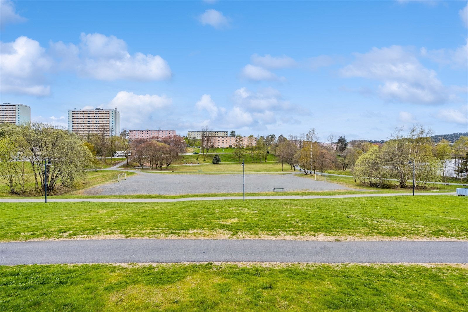 Ortunparken, med anlegg for ballspill, ligger rett ved leiligheten. Galleribilde