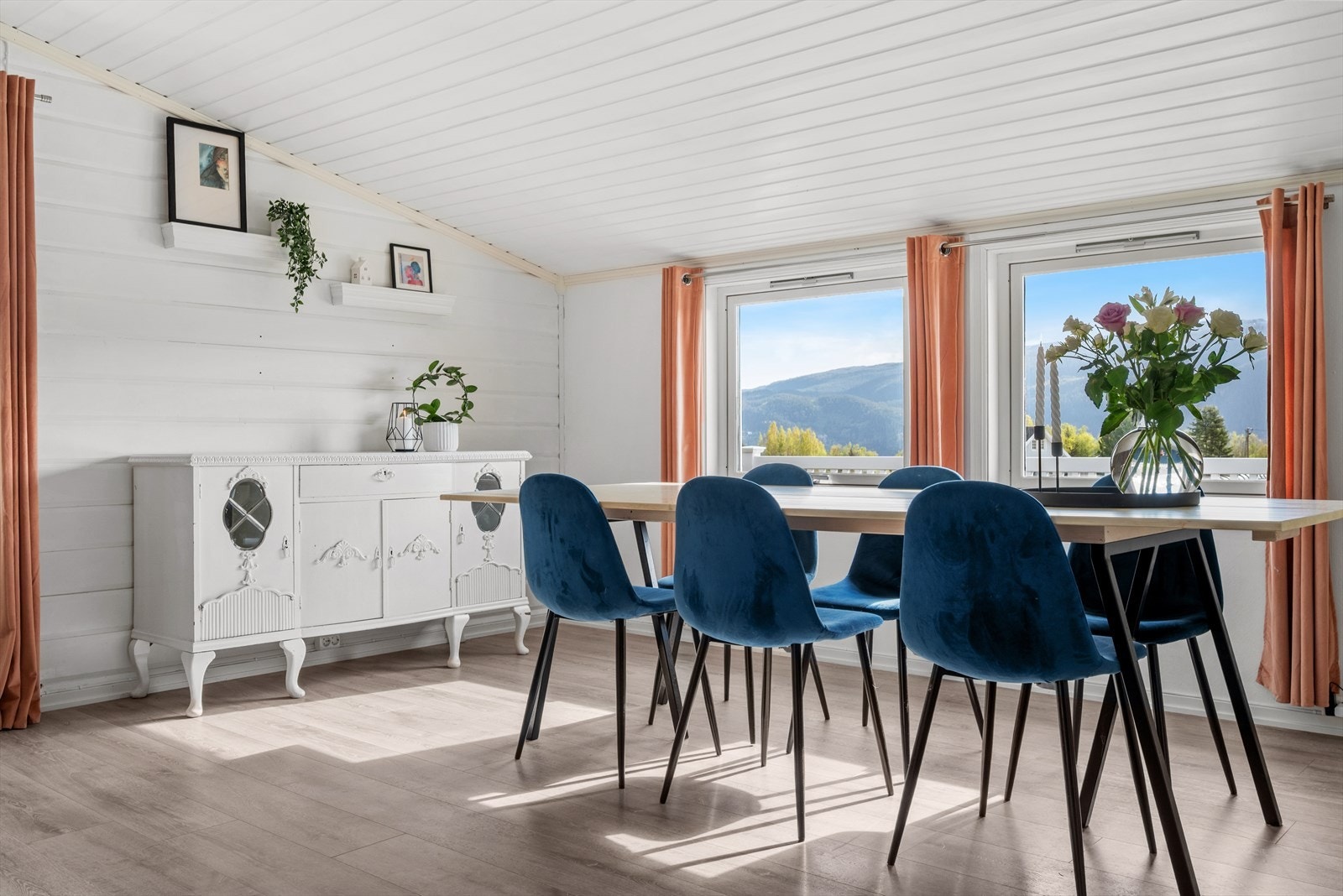 Her kan venner og familie samles for hyggelige måltider rundt et langbord, mens utsikten nytes til det fulle. Galleribilde
