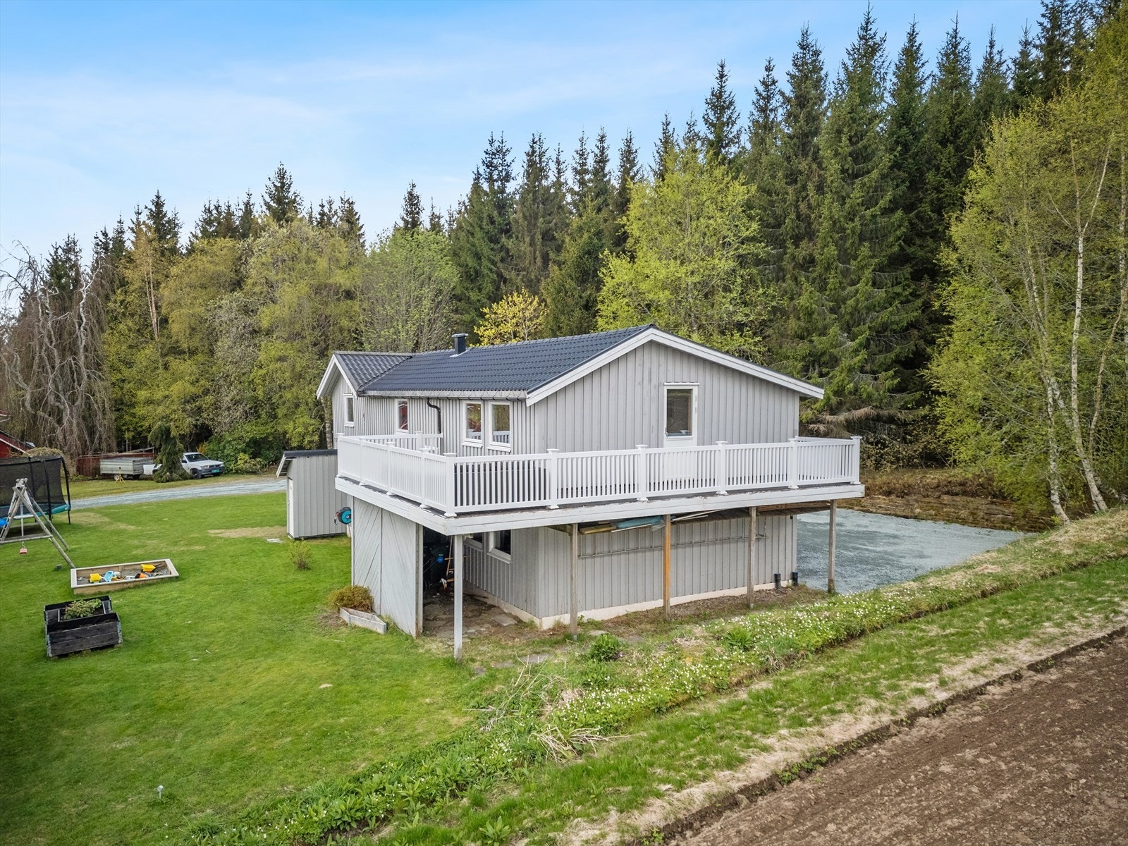 Eneboligen ligger innerst i en stille og rolig blindvei, omkranset av store åkre, grønne enger og flotte turområder. Gressplenen ble planert i 2023 og det ble ordnet ny drenering rundt huset i 2022. Galleribilde