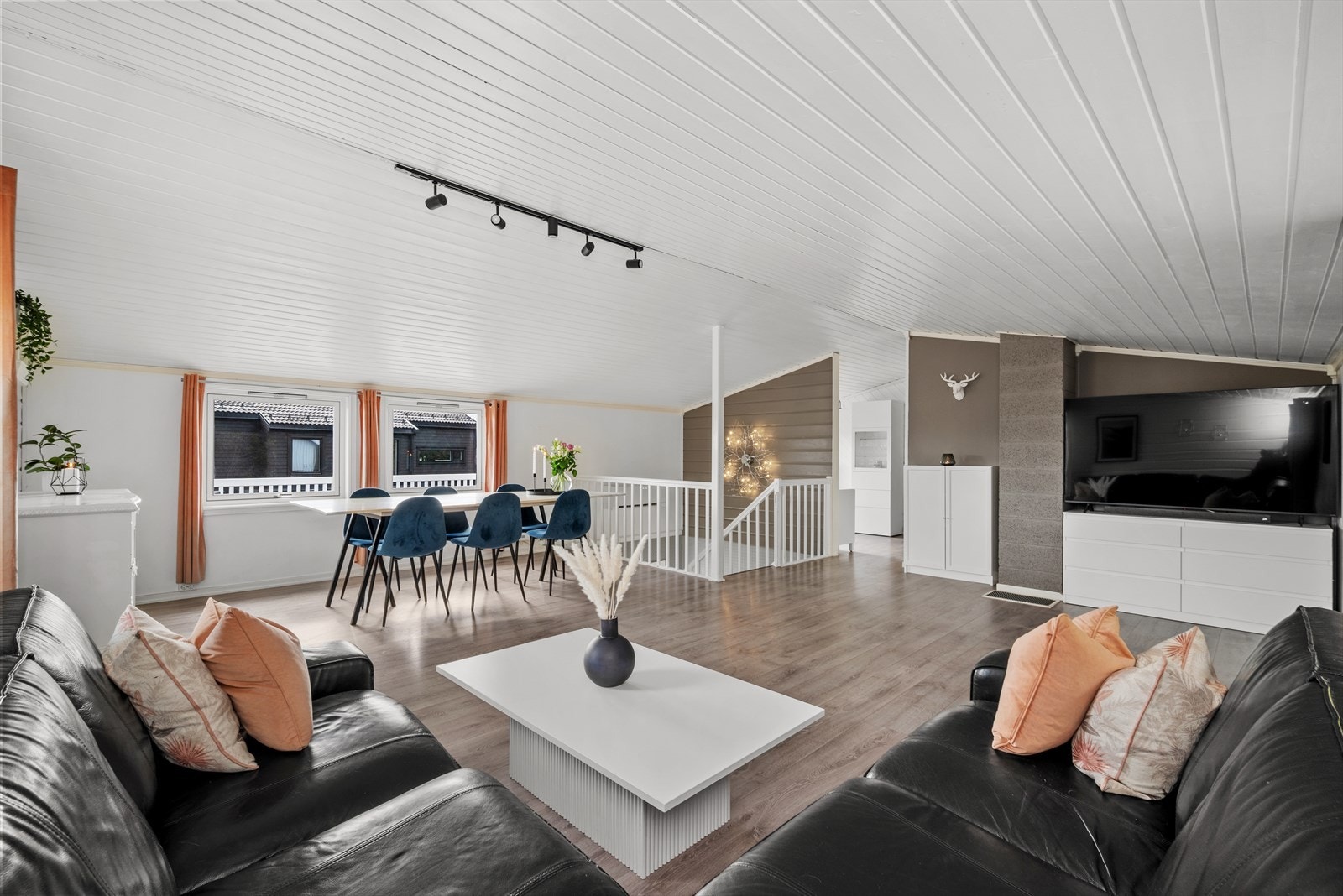 Utformingen gjør stuen enkel å innrede med flere sittegrupper i ulike soner. Galleribilde