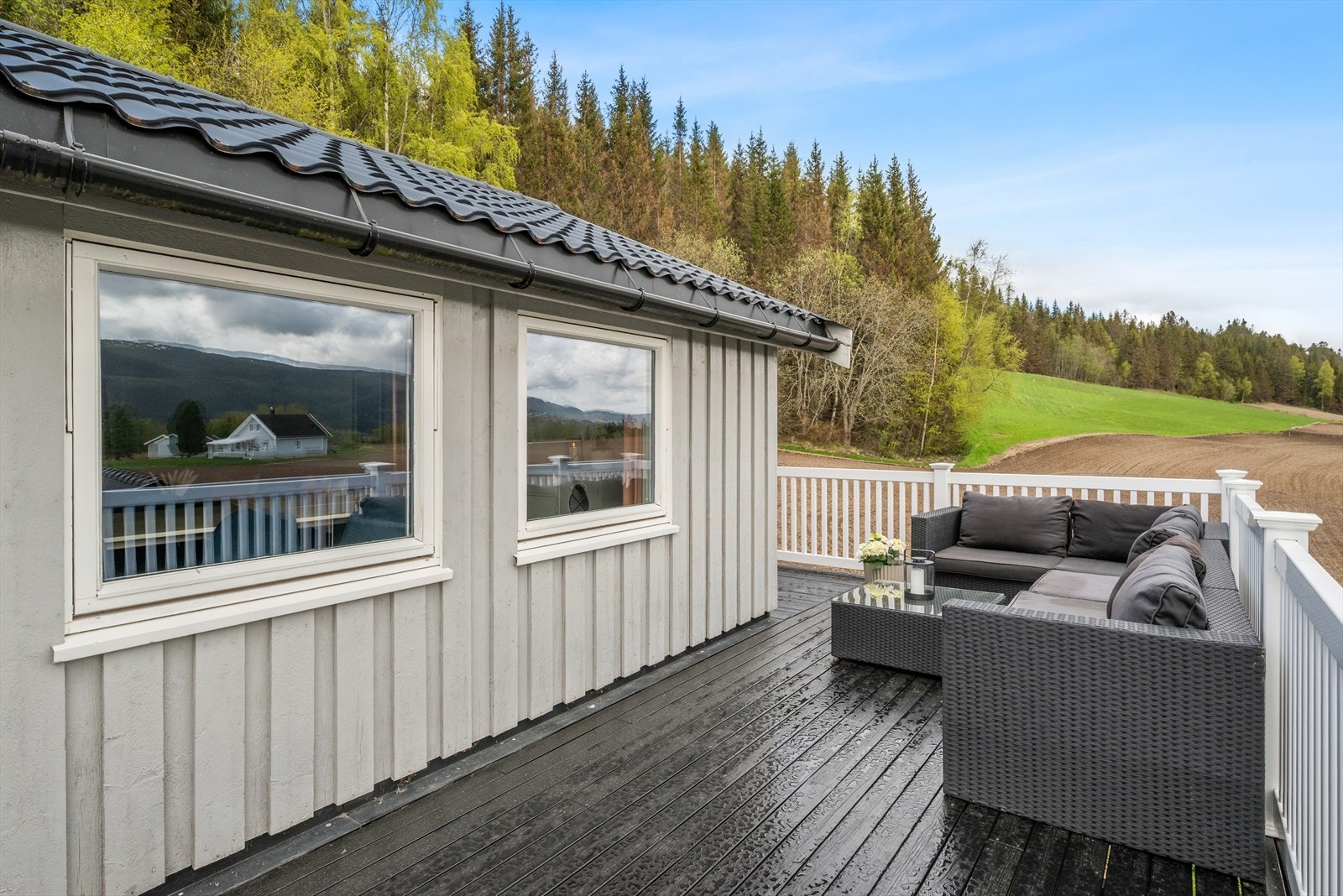Terrassen fikk nytt PVC-rekkverk i 2023 og ble malt opp i 2026. Galleribilde