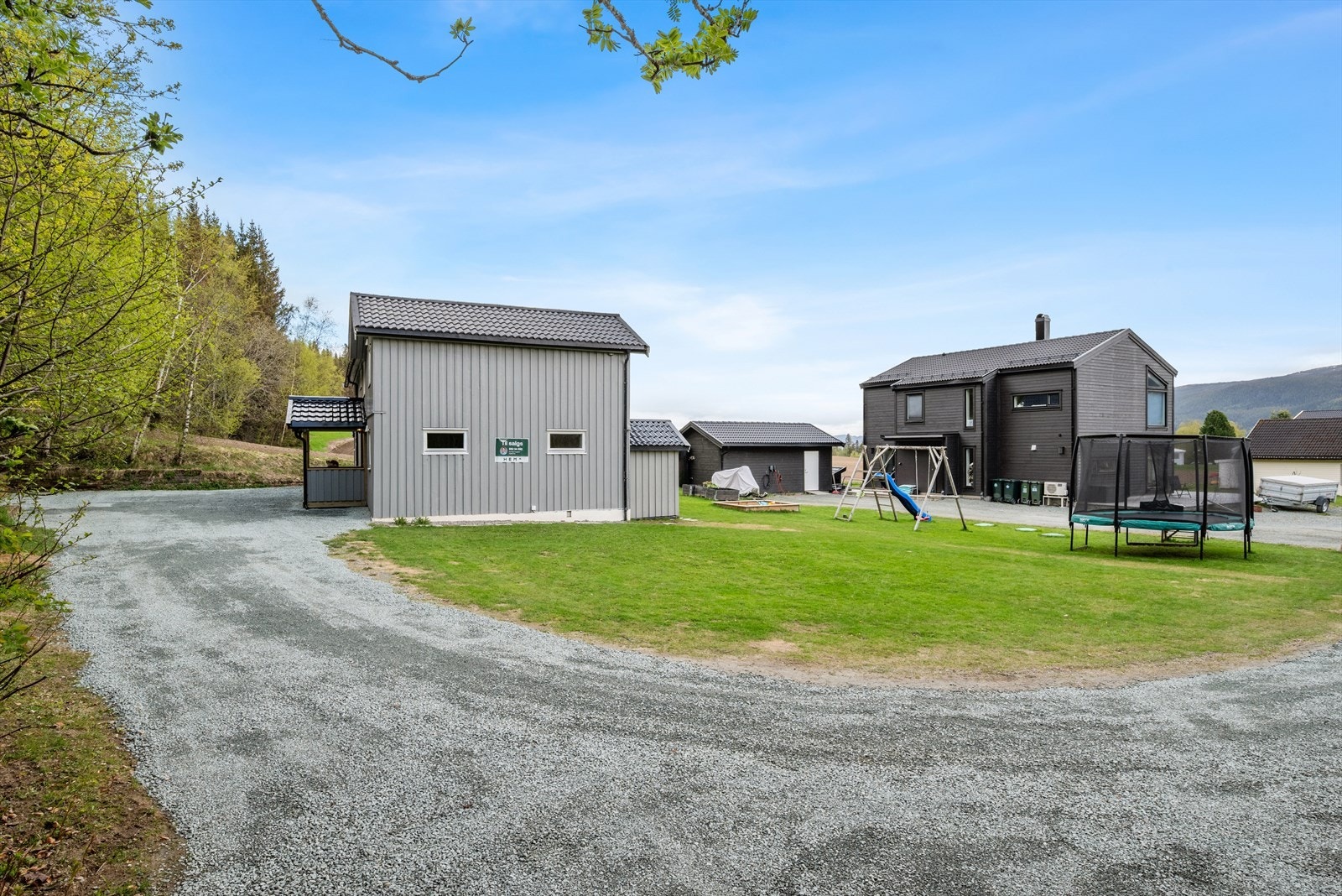 Fra boligen er det ca. 3,5 kilometer til Gimse barneskole og Gimse ungdomsskole. Melhus videregående skole ligger ved siden av ungdomsskolen, og kommunen har et godt utvalg av både private og kommunale barnehager. Galleribilde