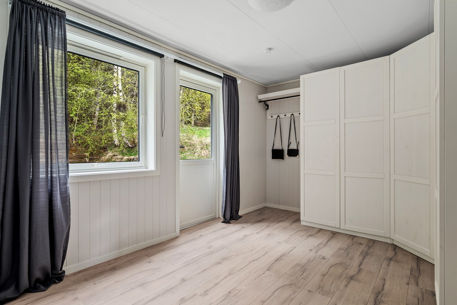 Det ene soverommet har utgang til gårdsplassen, og benyttes i dag som walk-in closet med mye oppbevaringsplass. Galleribilde