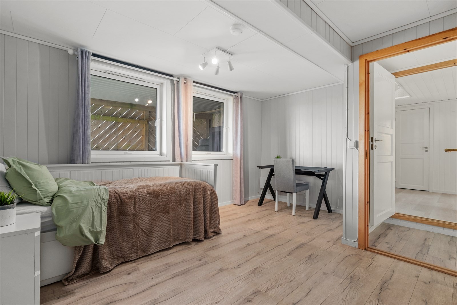Med hele seks soverom er det god plass til familier med flere barn. Galleribilde