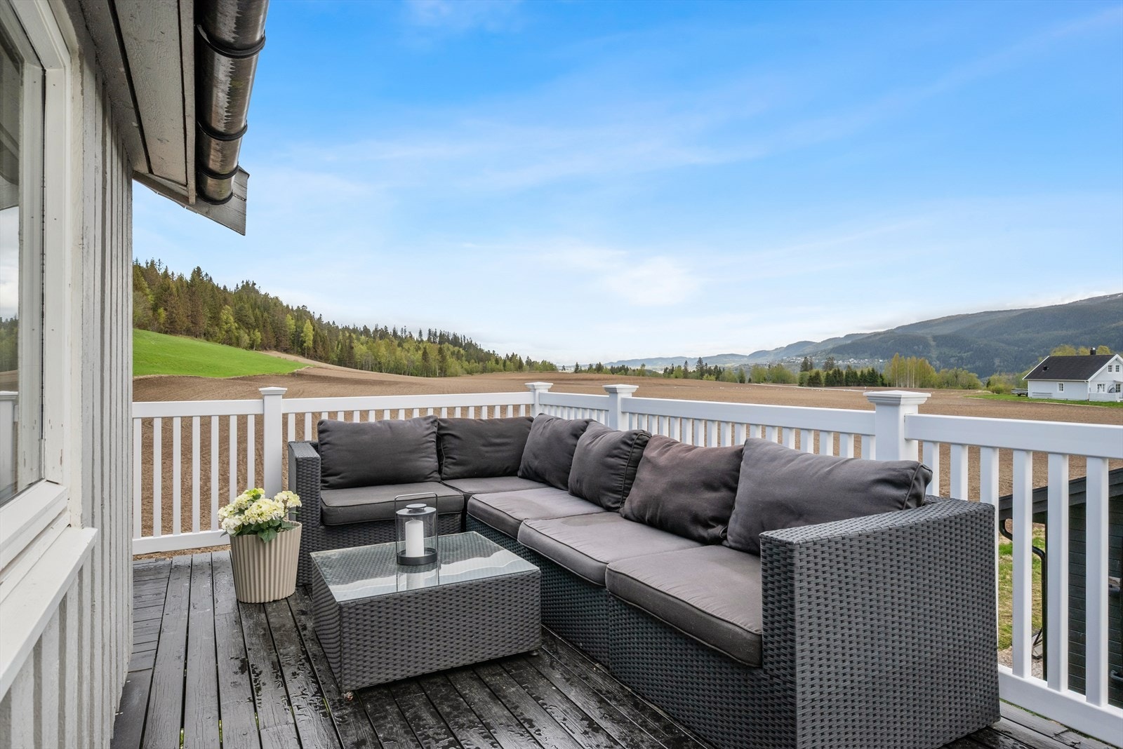 Stuen forlenges av en herlig hjørneterrasse på 26 kvm, med god plass til utemøblement. Galleribilde