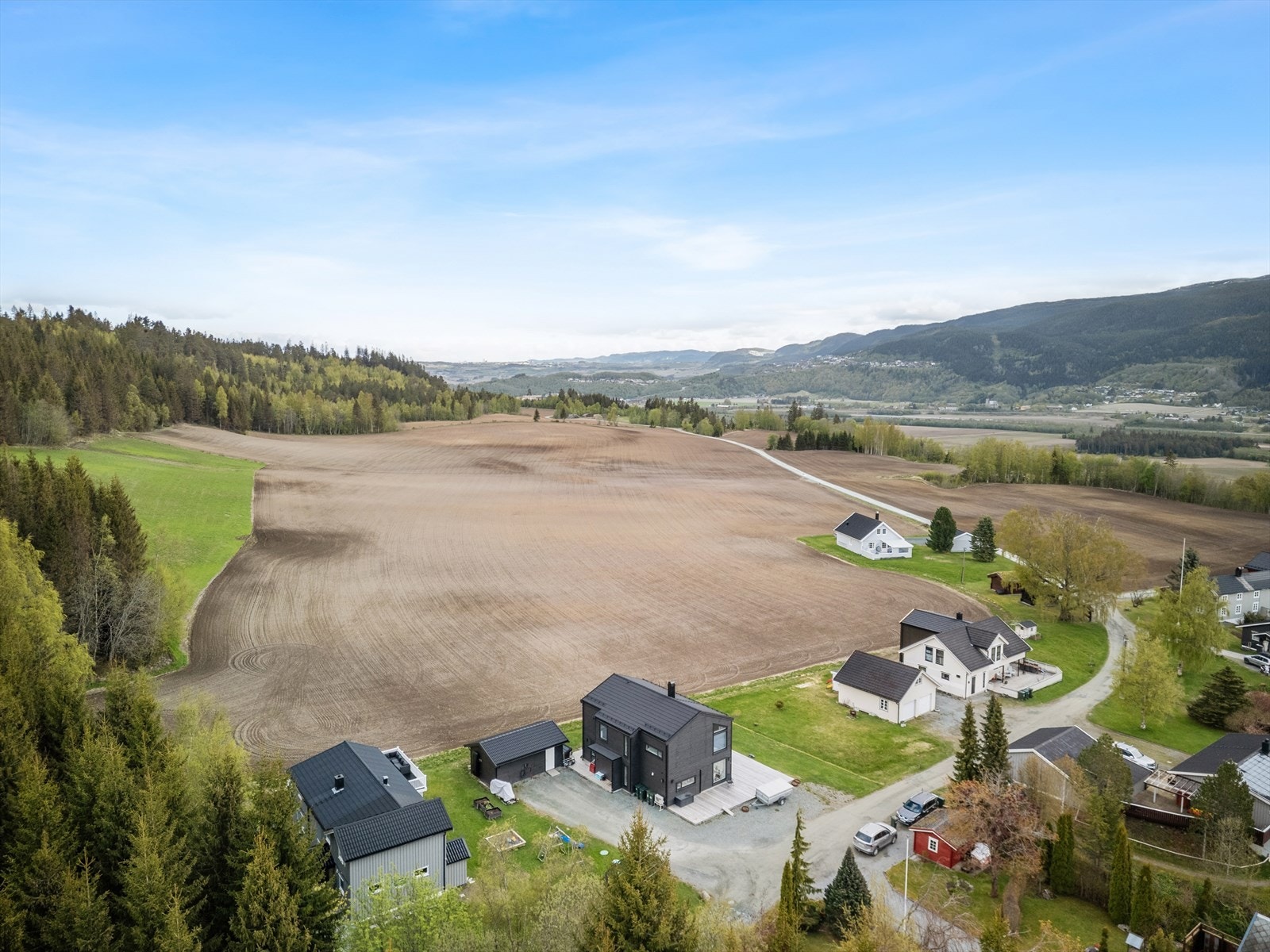 Eneboligen har en usjenert beliggenhet, i et fredfullt og naturskjønt boligområde i Melhus kommune. Galleribilde