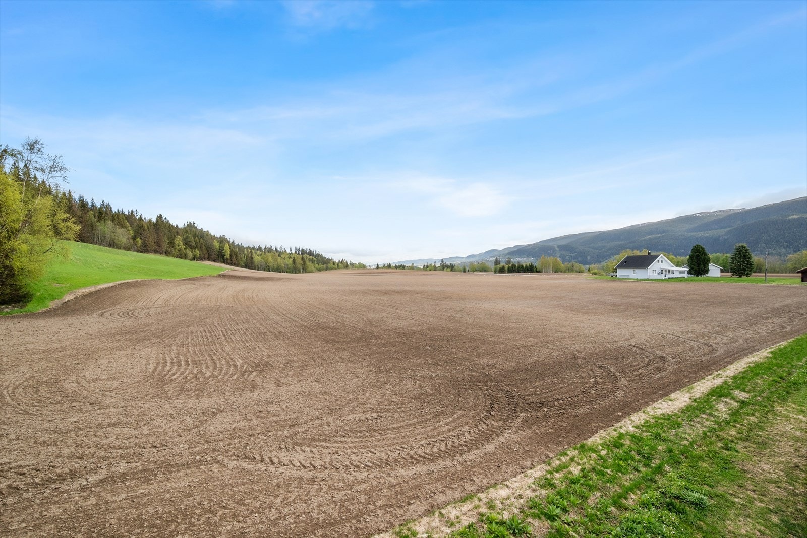 Omgivelsene er landlige og idylliske, med flotte turmuligheter sommer som vinter. Galleribilde