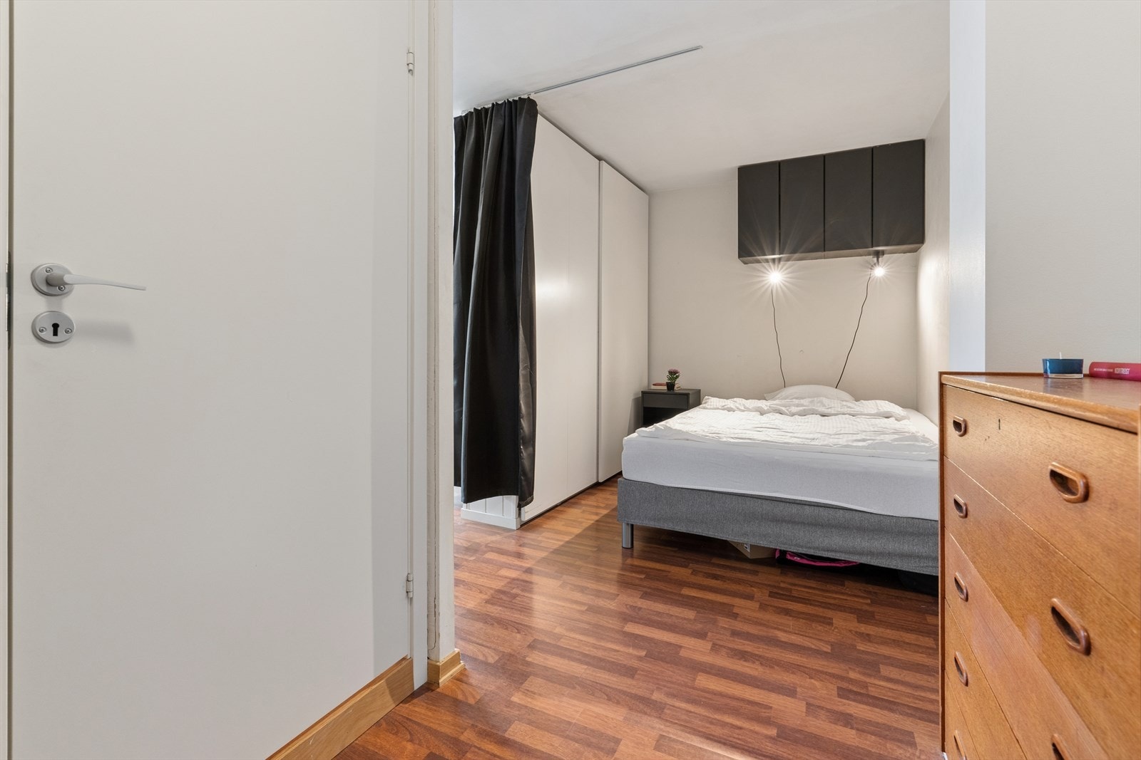 Leiligheten har en smart sovealkove, adskilt fra stuen. Galleribilde