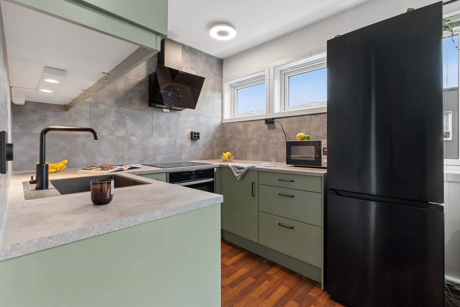 Kjøkkenventilator med kullfilter sørger for avtrekk under matlaging. Galleribilde