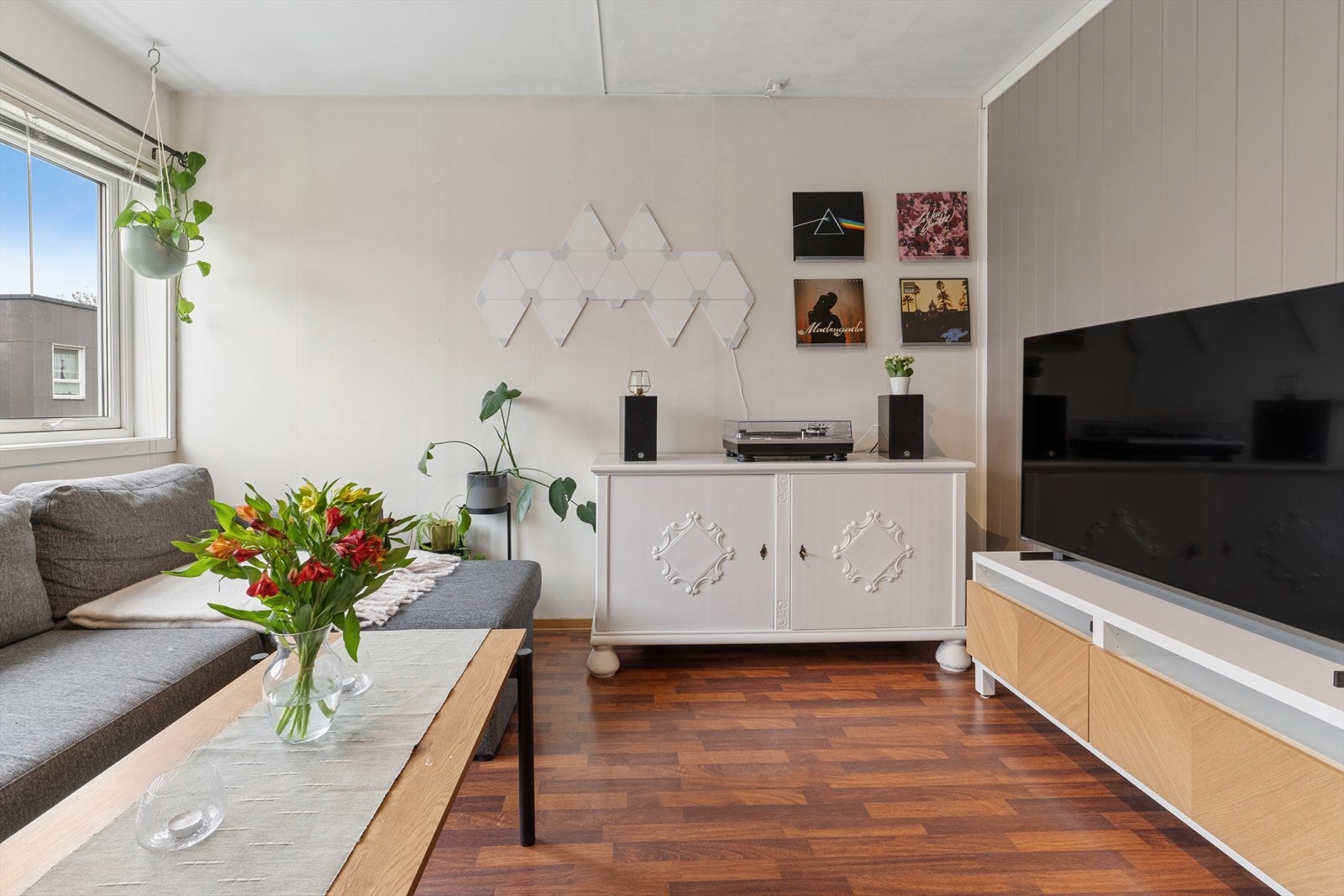 Stuen har plass til sofagruppe og mediemøbler. Galleribilde
