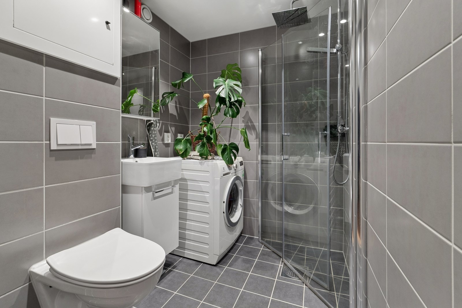 Badet har veggmontert toalett og opplegg for vaskemaskin. Ferdigattest for rehabiliteringen foreligger. Galleribilde