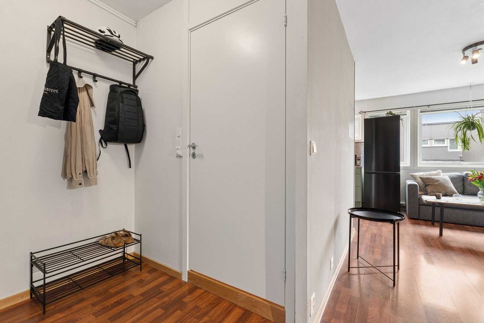 Entré med plass til å henge fra seg yttertøy og sette fra seg sko. Galleribilde