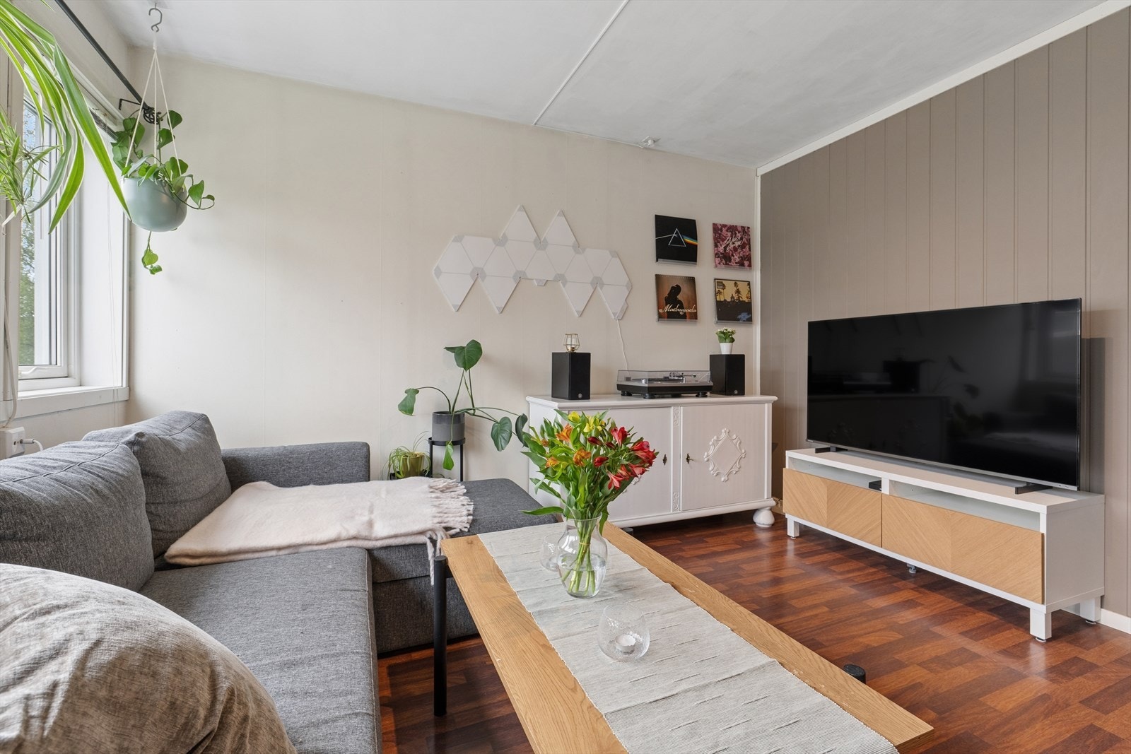 Gjennomgående laminatgulv og malte veggflater i hele leiligheten. Galleribilde