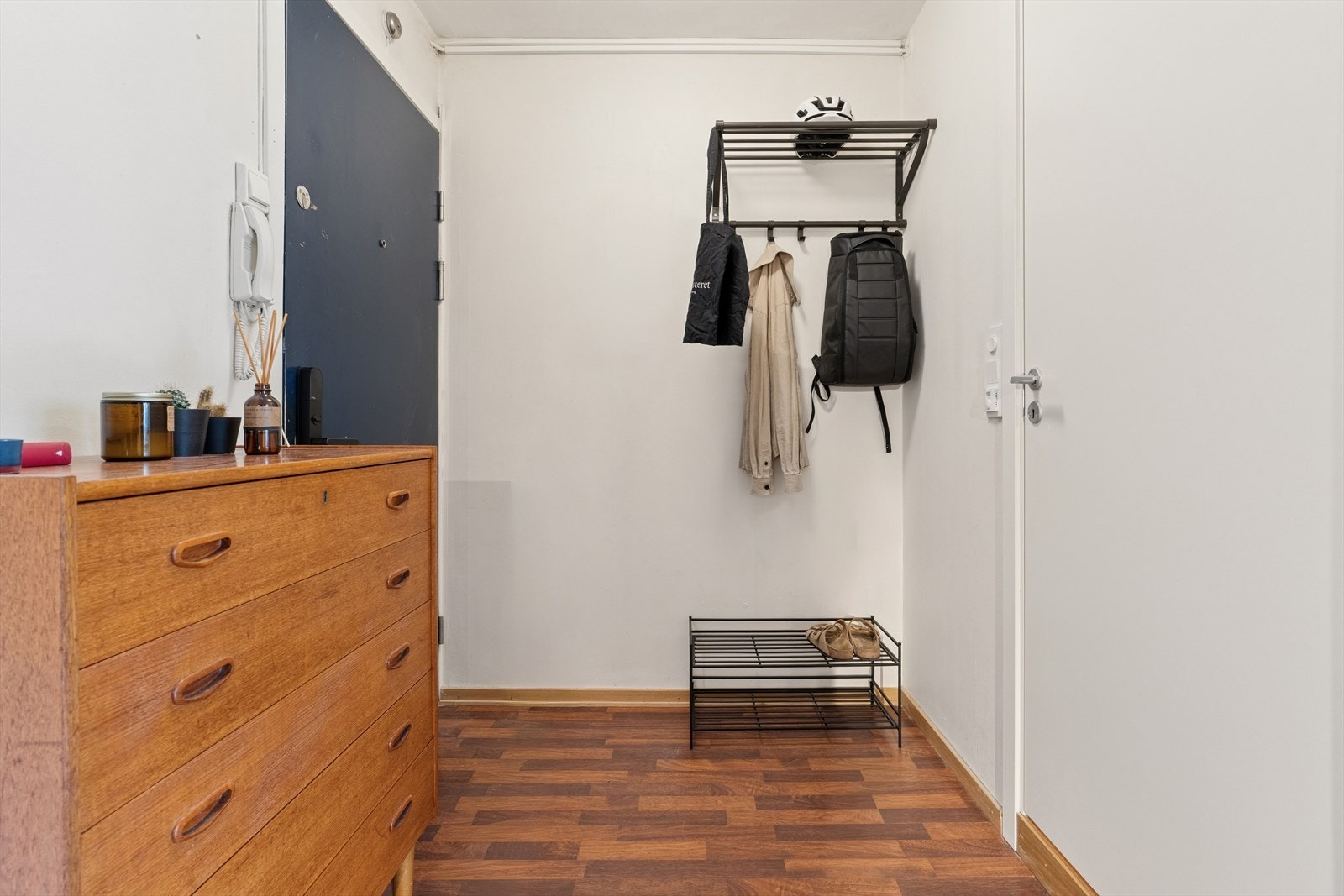 Fra entreen er det inngang til badet og videre inn til stue og kjøkken. Galleribilde