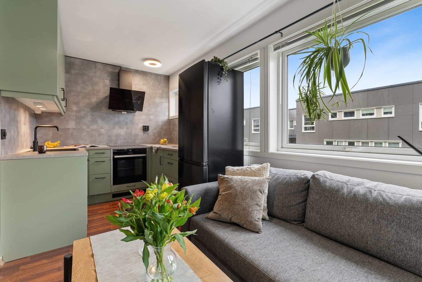 Kjøkkenet er utstyrt med platetopp, stekeovn, oppvaskmaskin og kjøl/fryseskap. Galleribilde