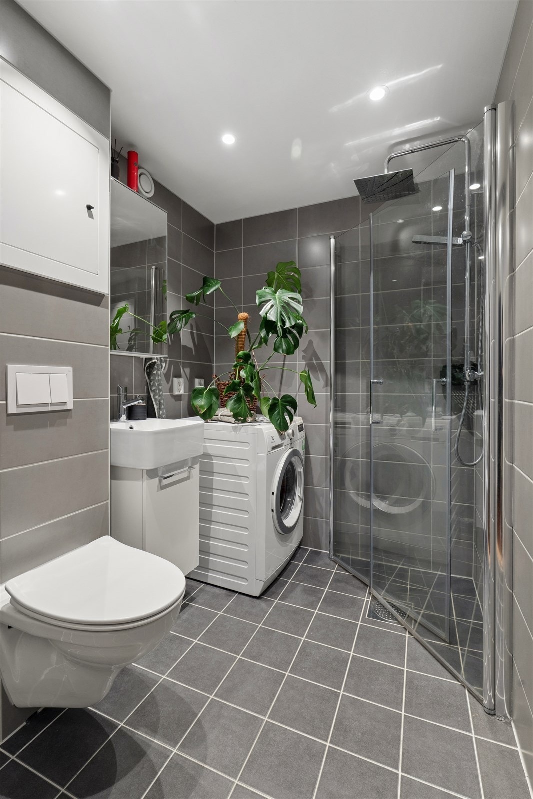 Badet ble pusset opp i 2022 og har flislagte overflater og elektriske varmekabler i gulvet. Galleribilde