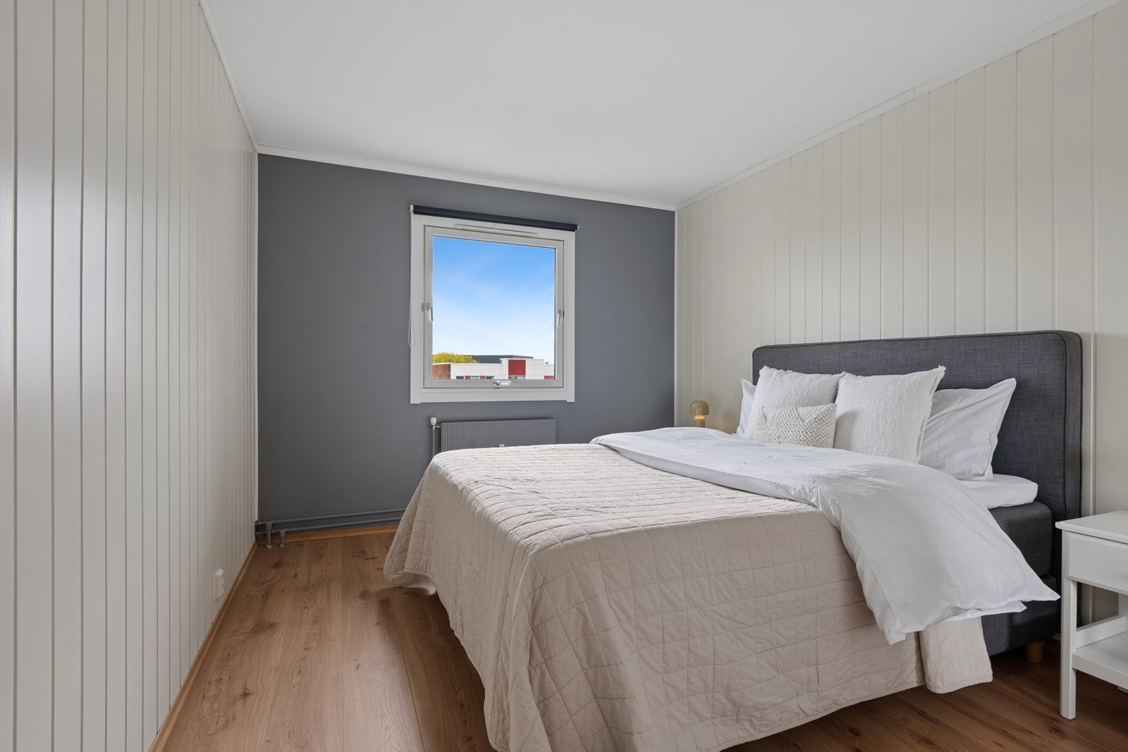 Soverom med plass til dobbeltseng. Leiligheten varmes opp med vannbårne radiatorer. Galleribilde