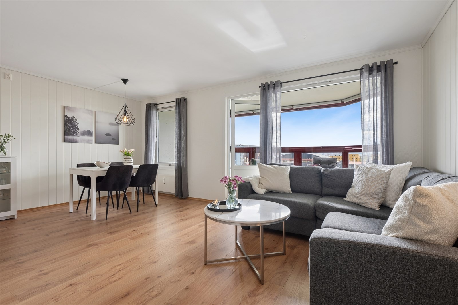 Leiligheten har en god planløsning med en stue som har god plass til både salong og spisestuemøblement. Galleribilde