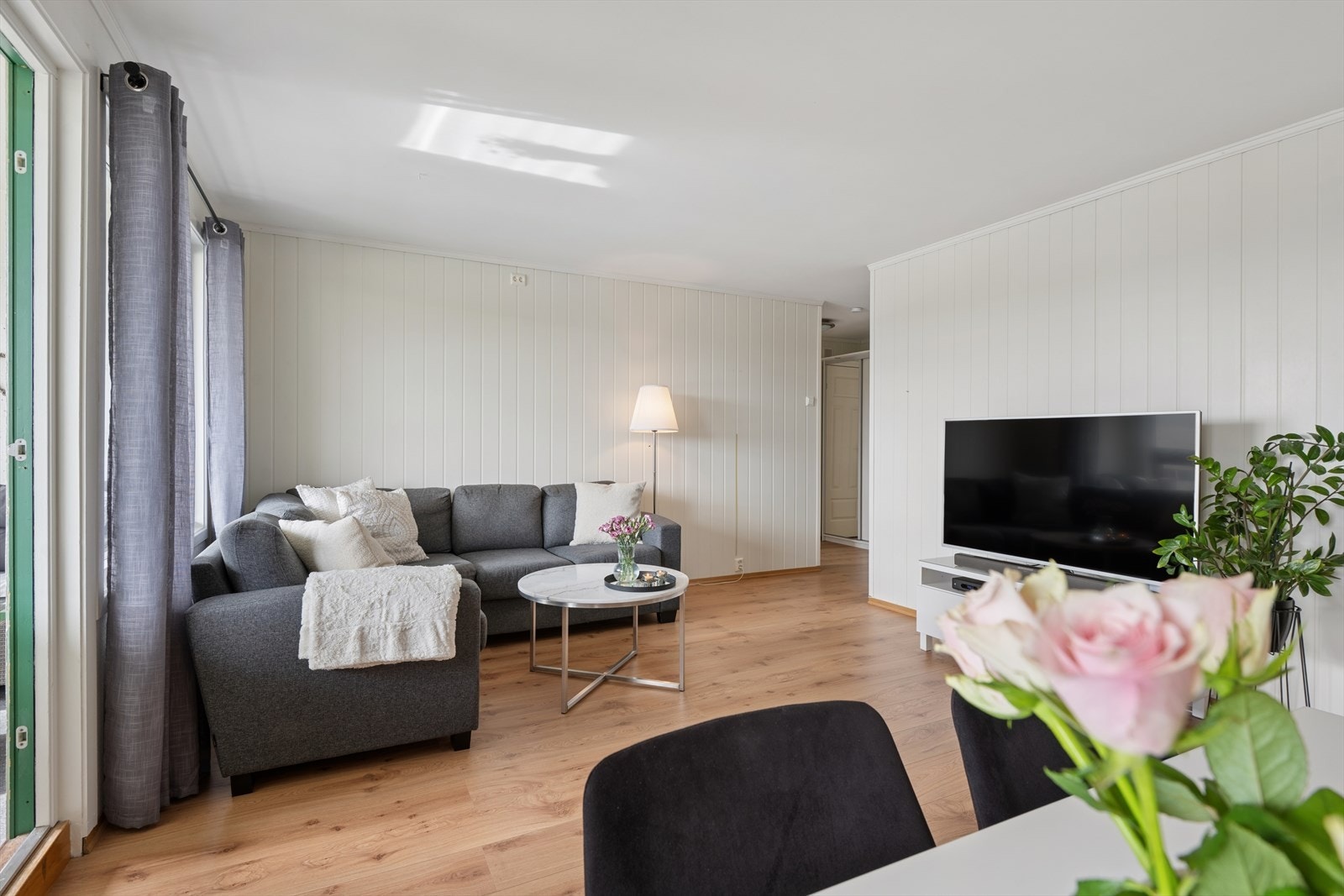 Gulv og veggflater ble oppgradert i perioden 2015-2018, med laminat på gulv og mdf-panelplater på veggene. Galleribilde