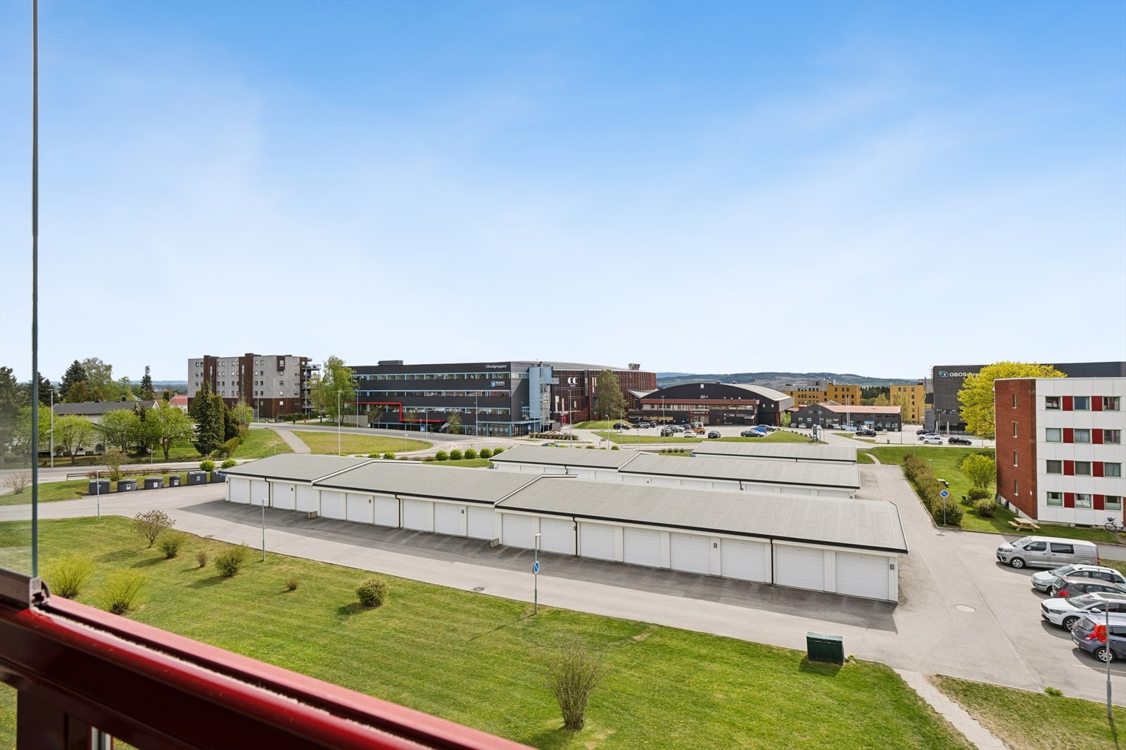 Fra toppetasjen er det et fint utsyn over nærområdet og garasjeanlegget. Galleribilde