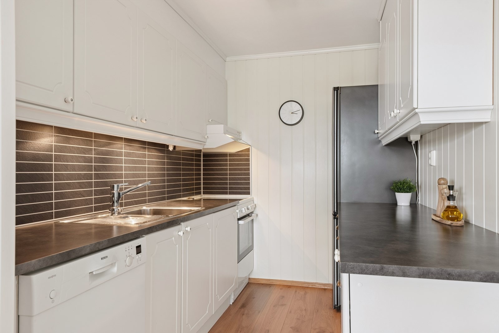 Kjøkkeninnredning fra Norema med benkeplate og kitchenboard i benkerygg oppgradert i 2017. Galleribilde