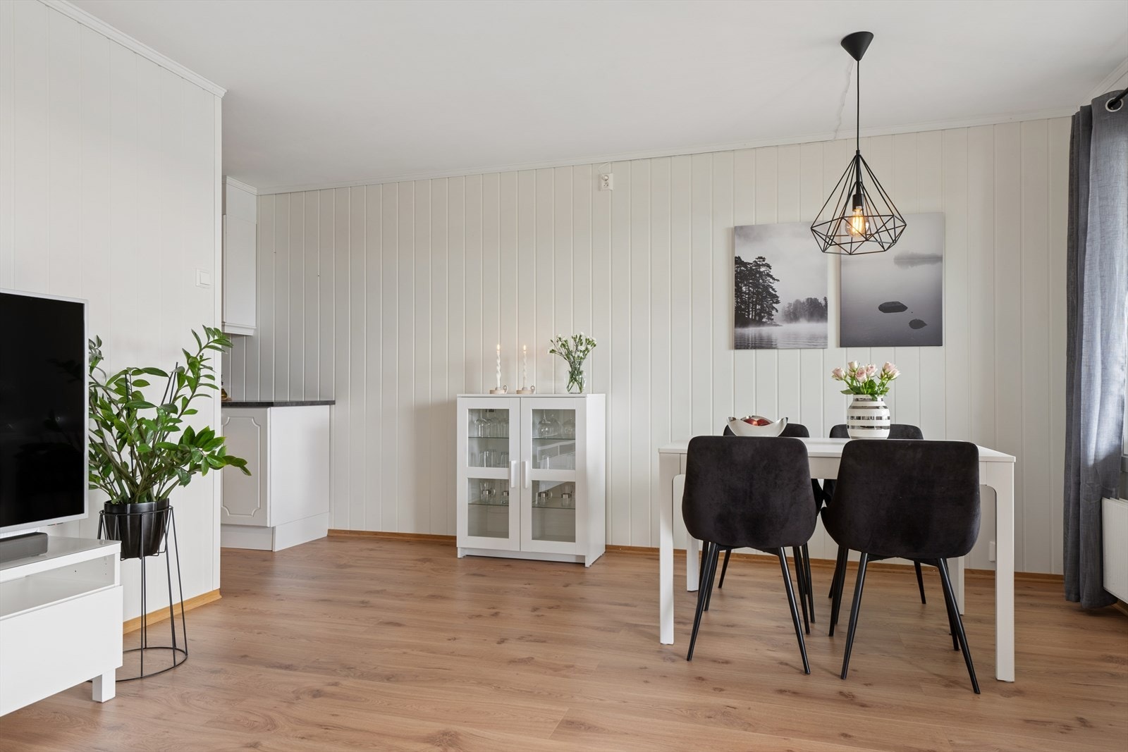 Dette er en lys toppleilighet hvor bl.a. oppvarming, TV og internett er inkludert i felleskostnadene. Galleribilde