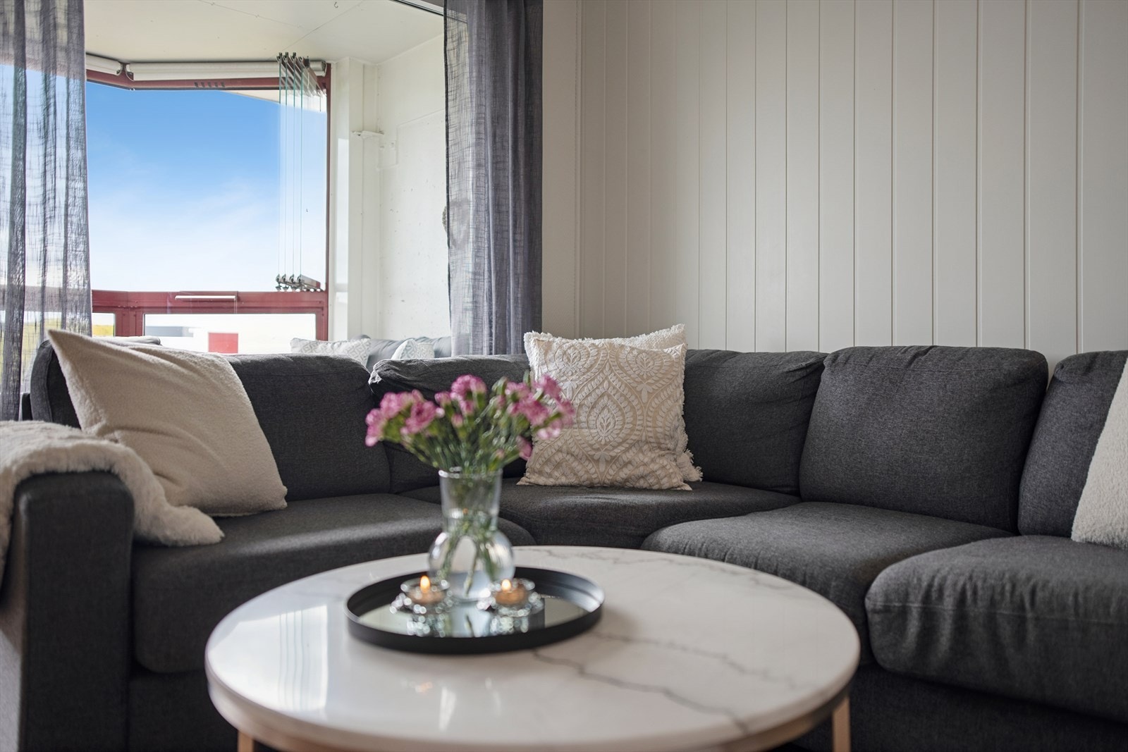 Fra stuen er det direkte utgang til den innglassede balkongen. Galleribilde