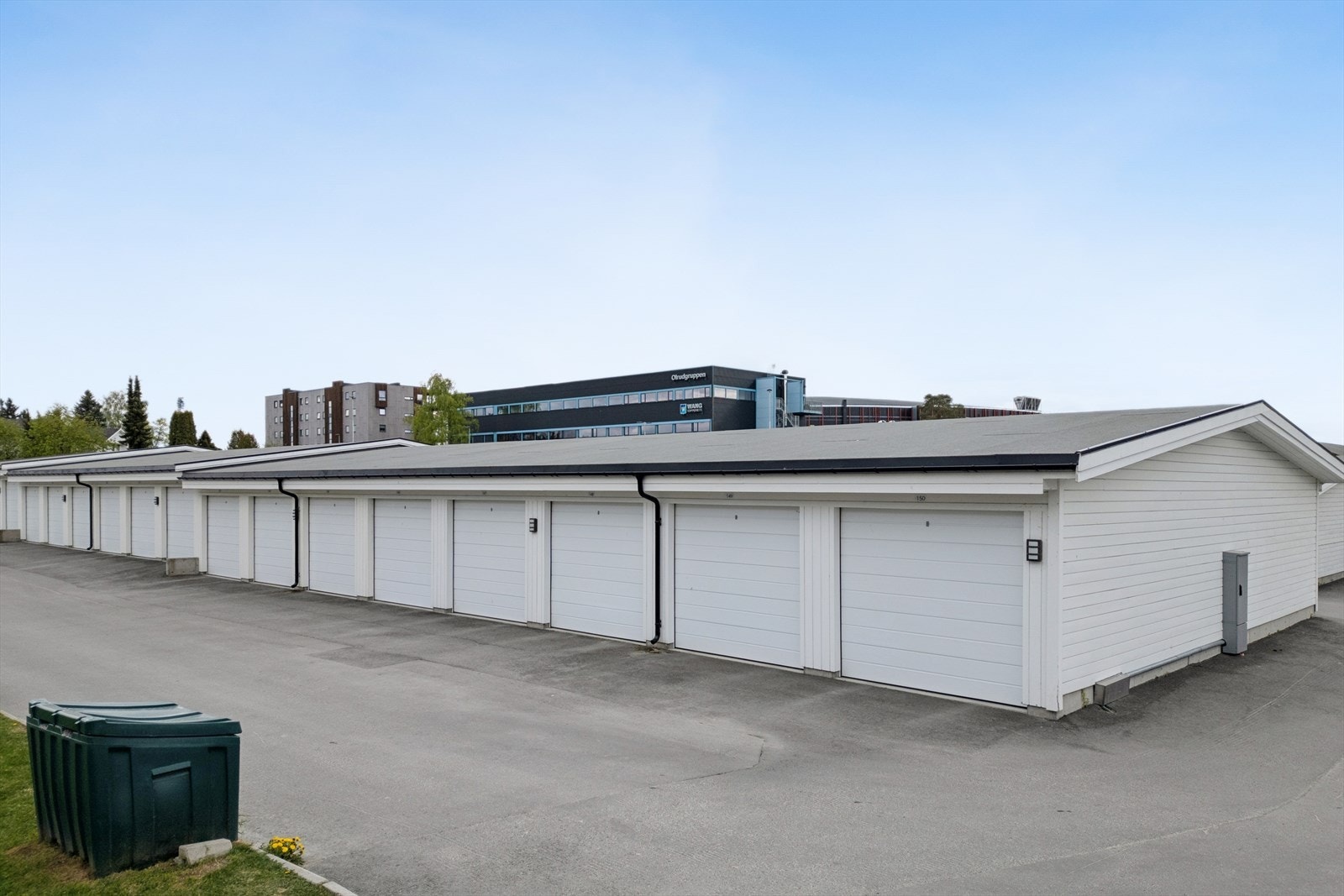 Det medfølger en fast garasjeplass i felles anlegg. Elbilladere er fordelt på to ulike stasjoner på enden av to garasjeanlegg. Tilhørende borettslag finnes det pt 6 elbilladere. Galleribilde