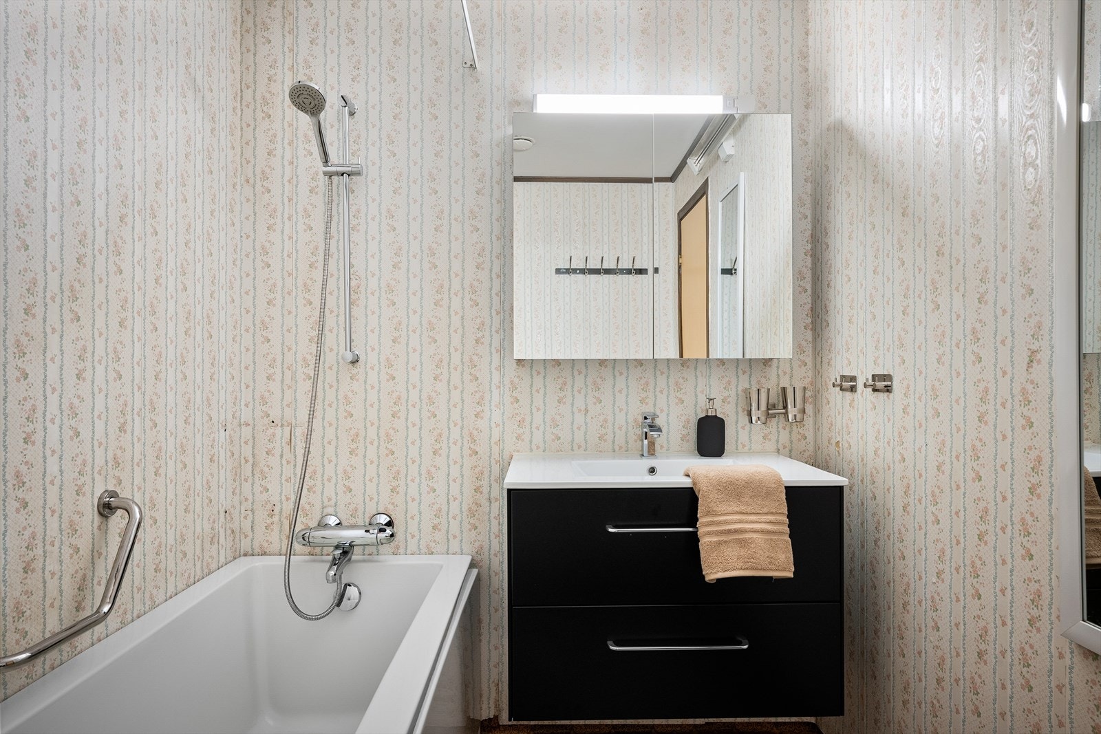 Badet i underetasjen er innredet med badekar og servant nedfelt i baderomsinnredning. Galleribilde