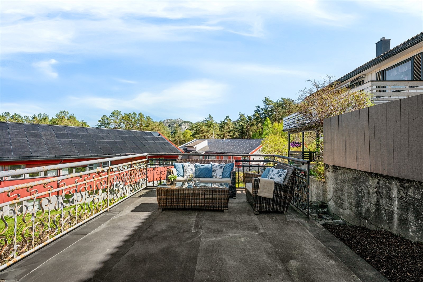 Boligen har uteplasser på begge plan, med et samlet terrasseareal på 54 m². Galleribilde