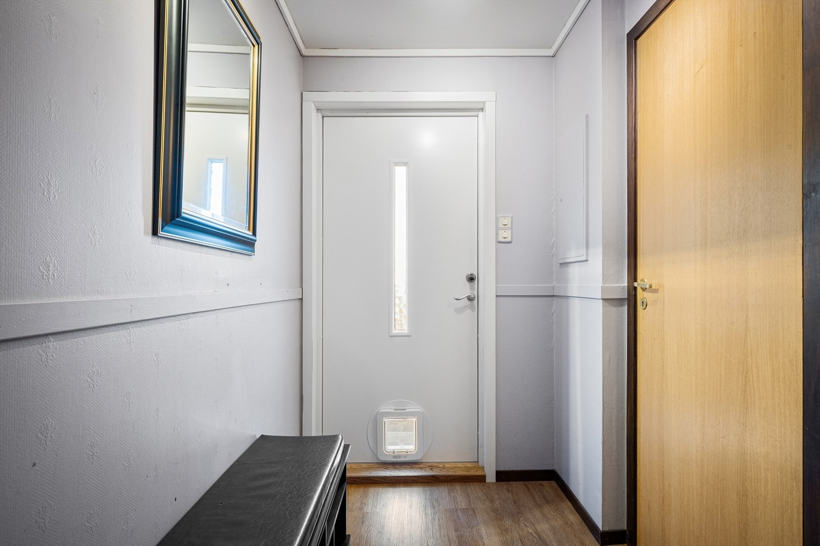 Entré i underetasjen med malt hovedytterdør fra 2014. Galleribilde