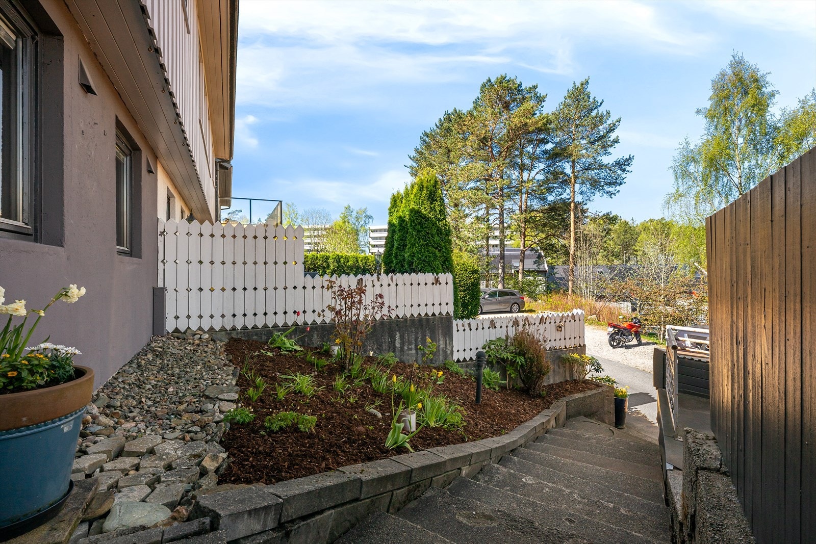 Utvendig trapp i betong leder opp til hovedinngangen. Galleribilde