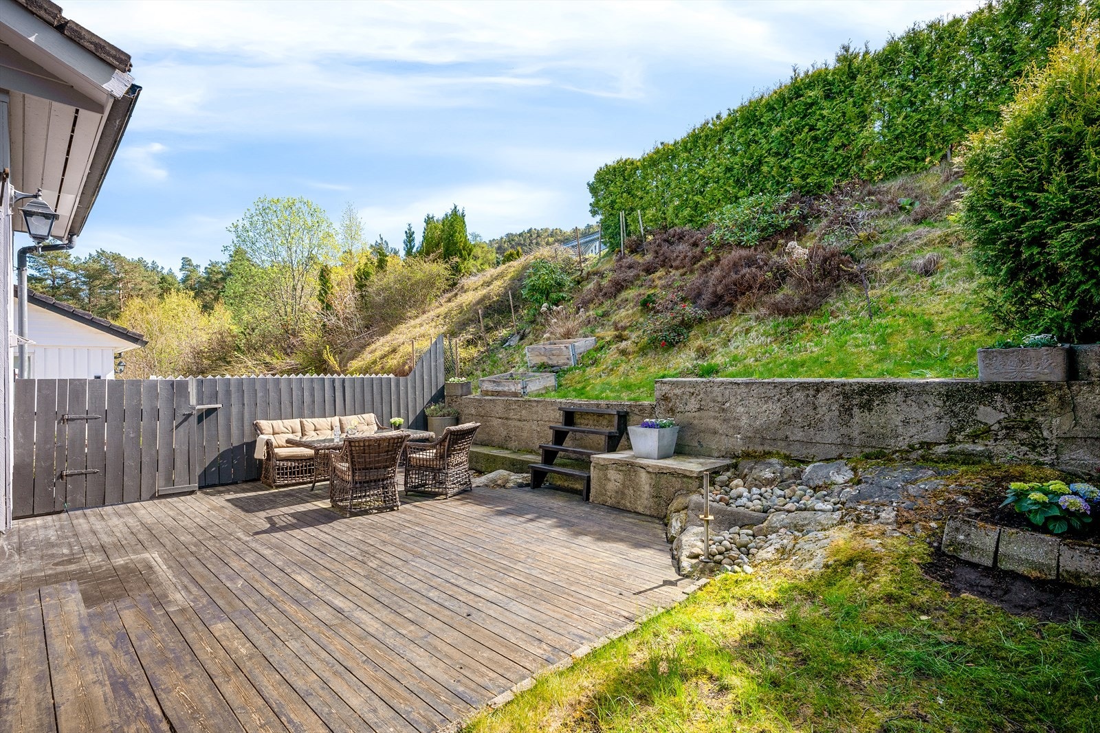 Hagen og uteområdene gir rikelig med plass for lek, avslapning og sosiale soner. Galleribilde