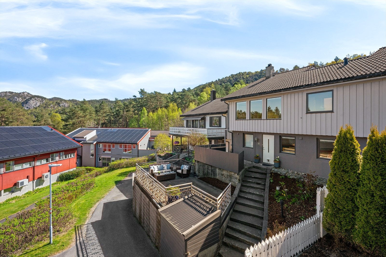 EiendomsMegler 1 v/ Ingrid Marie Evanne ønsker deg velkommen til visning på Lauvmeisveien 12! Foto: Stian Dirdal - Dirdal Foto AS. Galleribilde