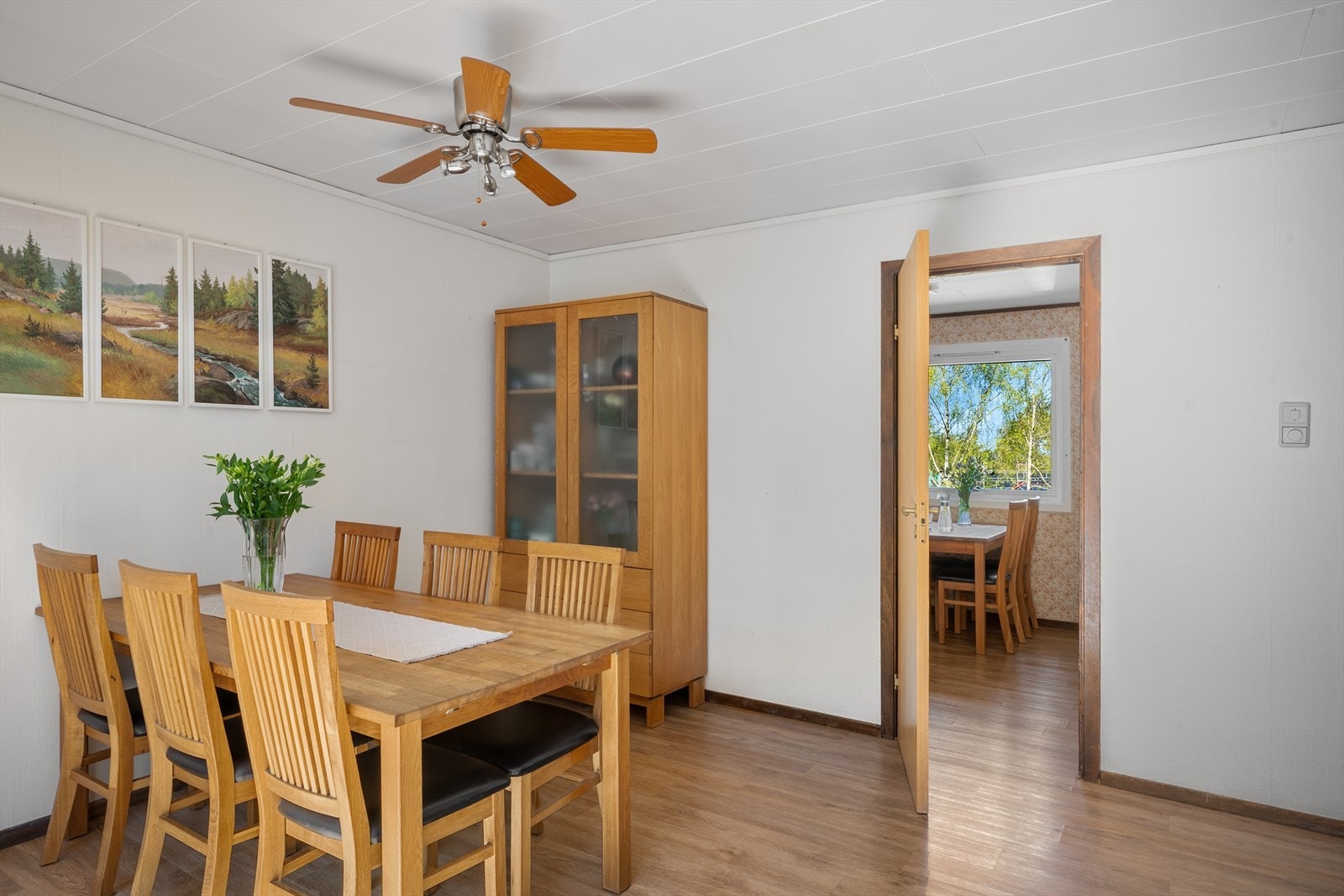 God plass til langbord for hyggelige sammenkomster med familie og venner. Galleribilde