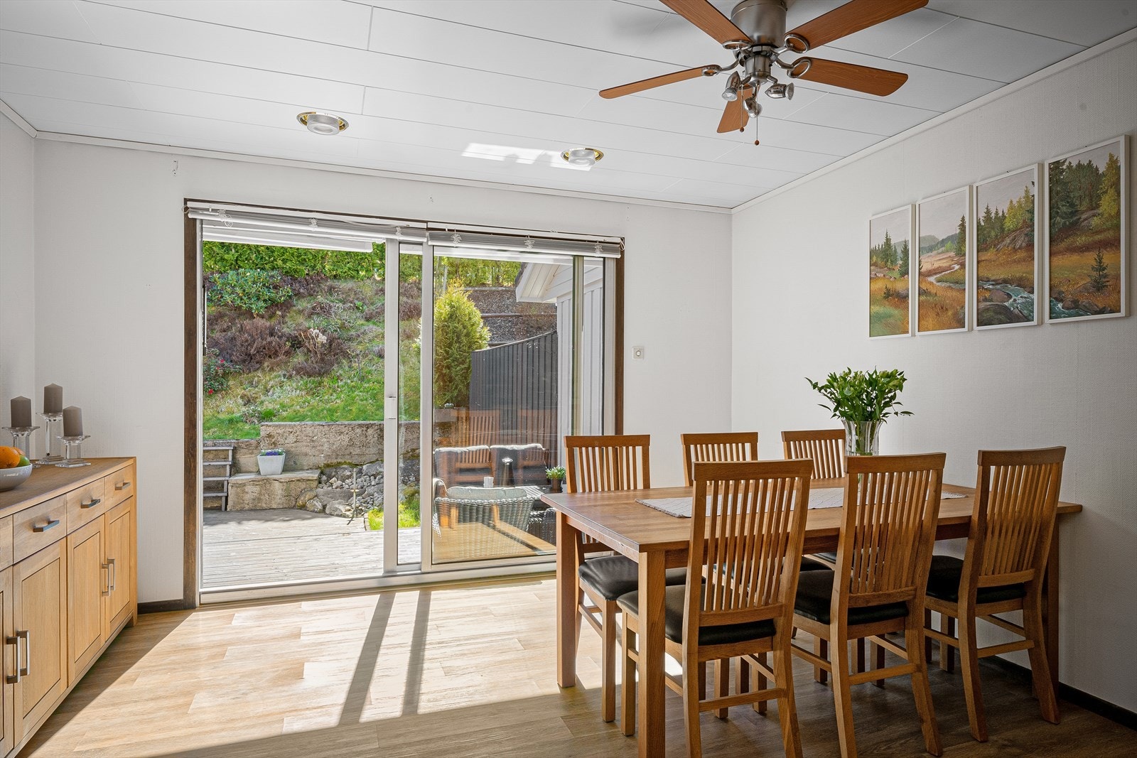 Fra spisestuen er det direkte utgang til en stor terrasse på 41 m² via en skyvedør i aluminium. Galleribilde