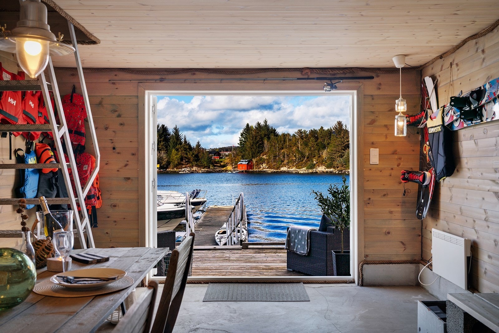 Nabolaget beskrives som fredelig, med hyggelige naboer og tilgang til flotte naturområder som inviterer til både hverdagsmosjon og rekreasjon. Galleribilde