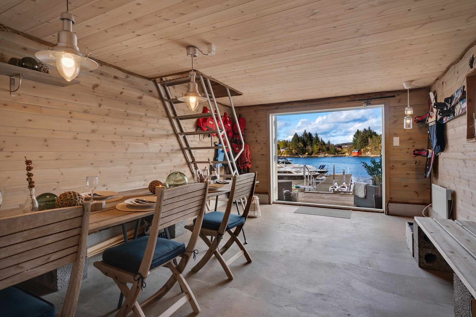 iendommen disponerer også et naust på 21 m². Galleribilde