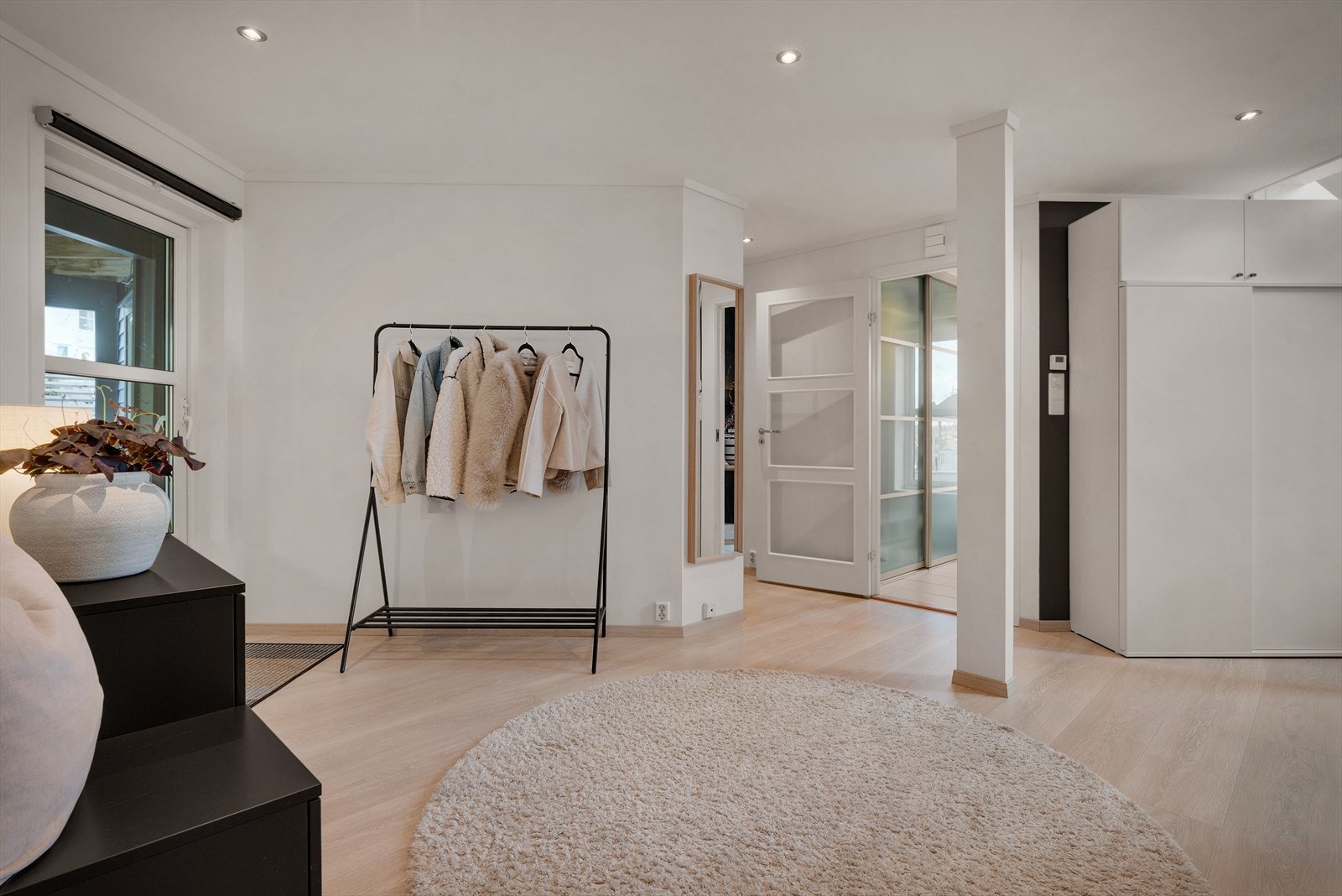 Boligen har en romslig hall med trapp på 20.6m2. Galleribilde