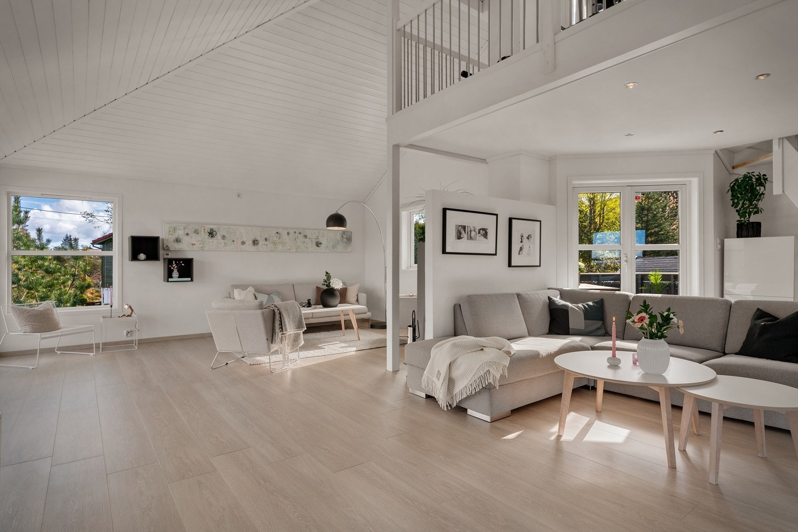 Stuen ligger i 2. etasje og er et svært romslig og innbydende oppholdsrom på hele 66,2 m². Galleribilde