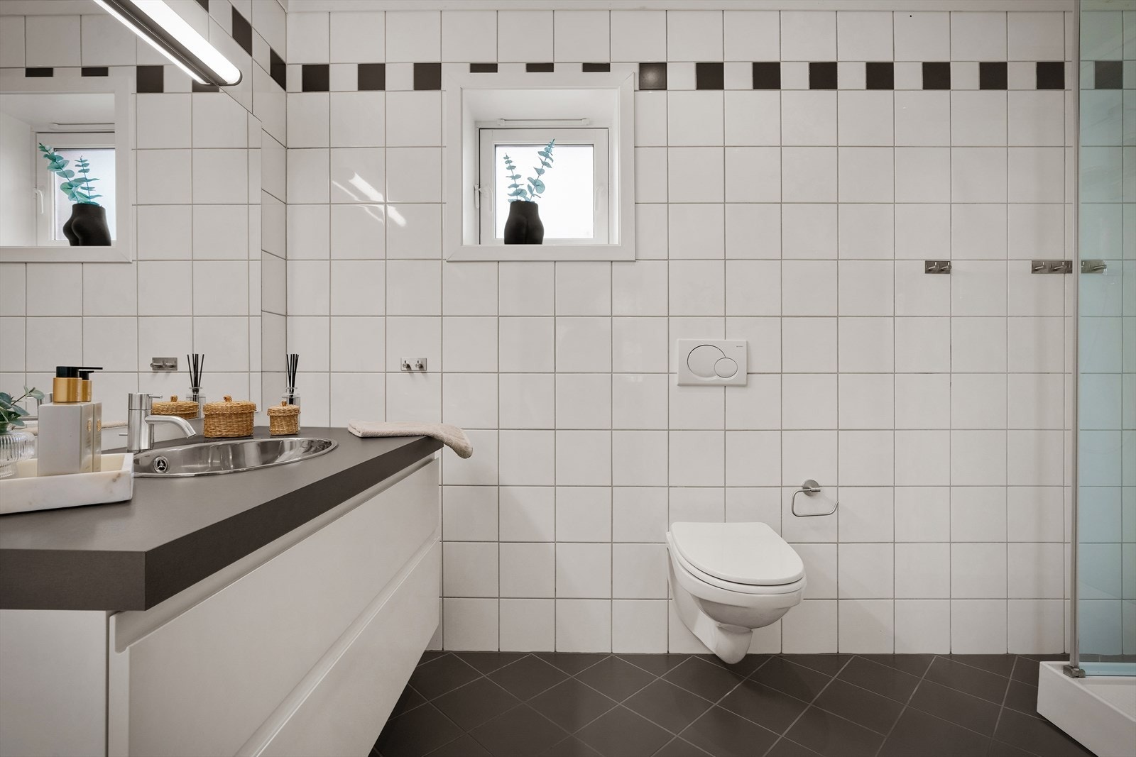 Badet har fliser på gulv og vegger, malt tak med downlights og vannbåren gulvvarme. Galleribilde