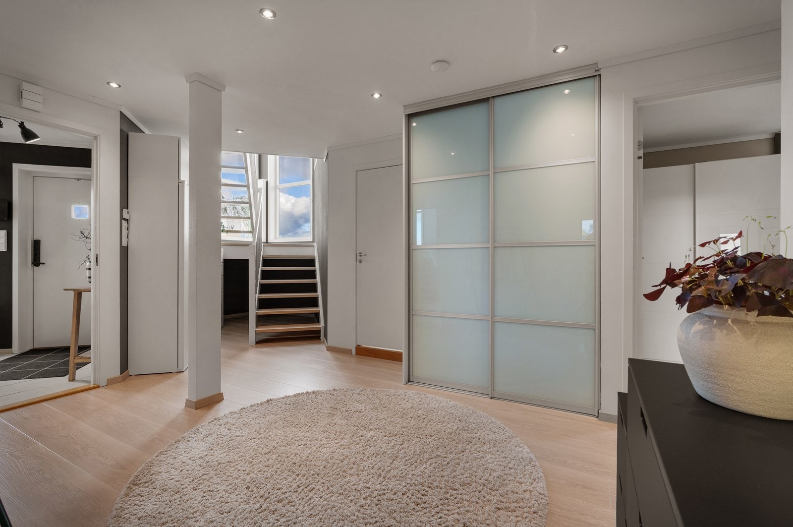 Her er det innredet med skyvedørsgarderobe for god oppbevaring. Galleribilde