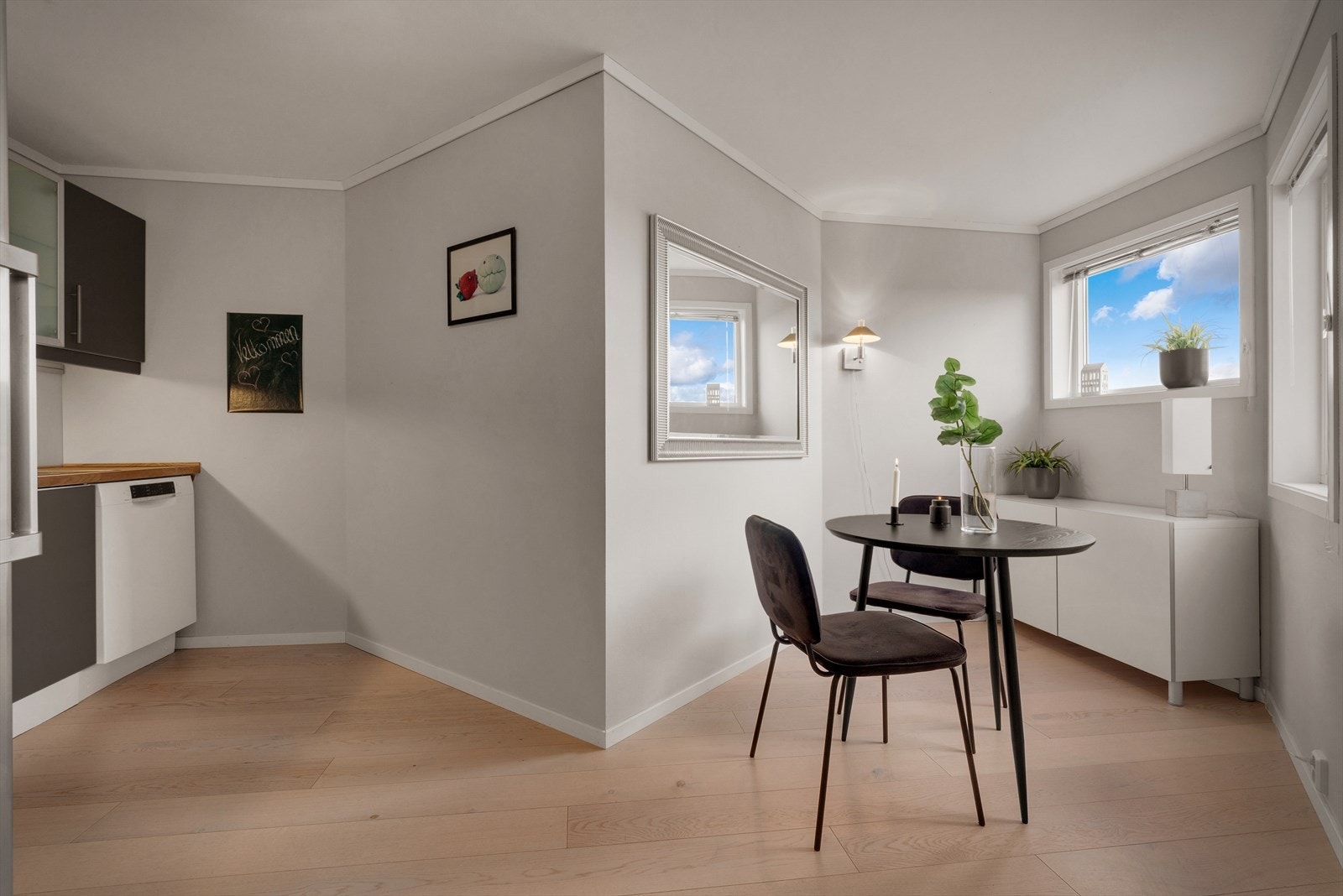Stue og kjøkken er samlet i en åpen løsning på 29,7 m², med kjøkkeninnredning i glatte fronter og heltre benkeplate. Galleribilde